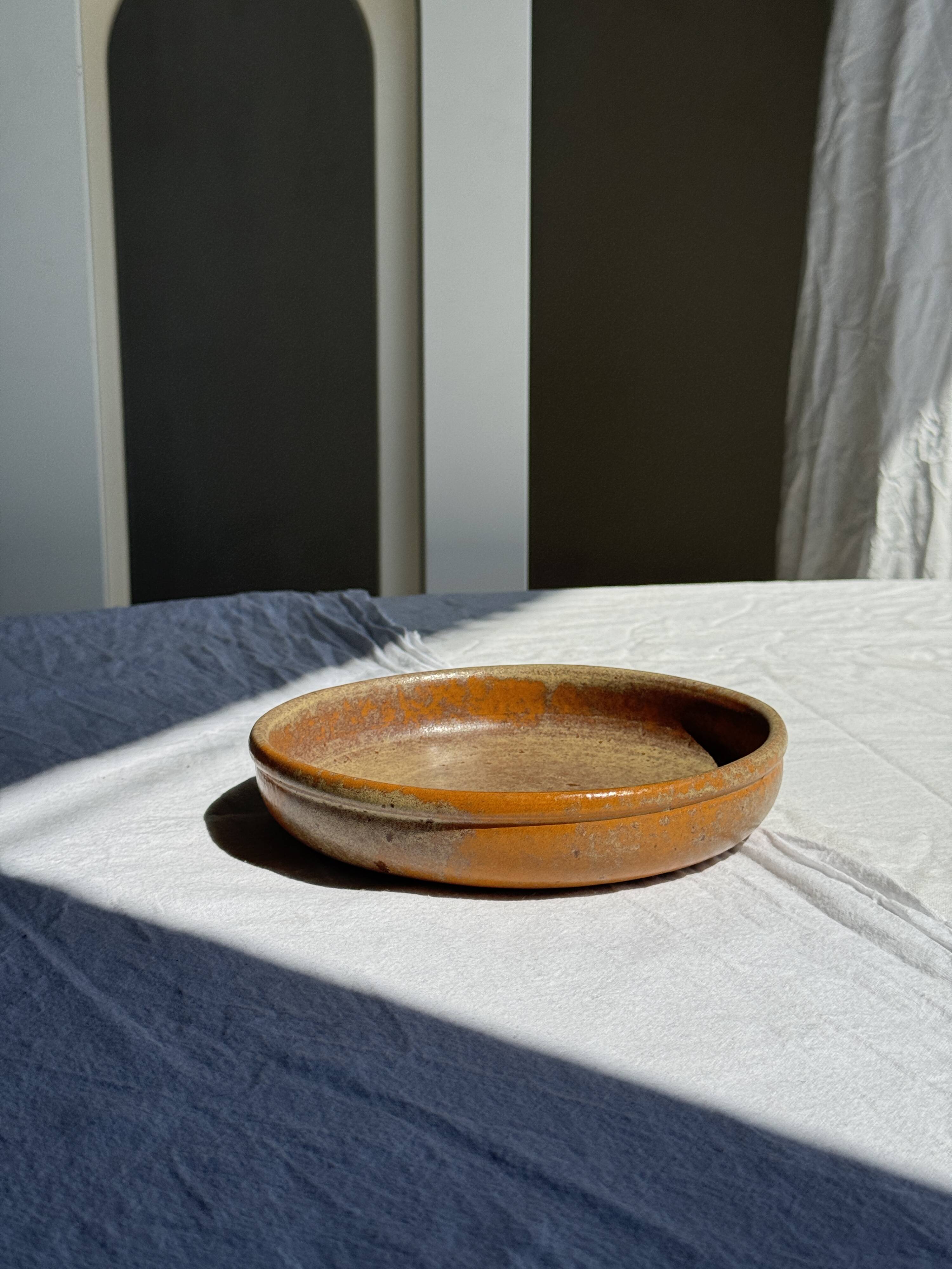 A small vintage circular stoneware deep dish D19