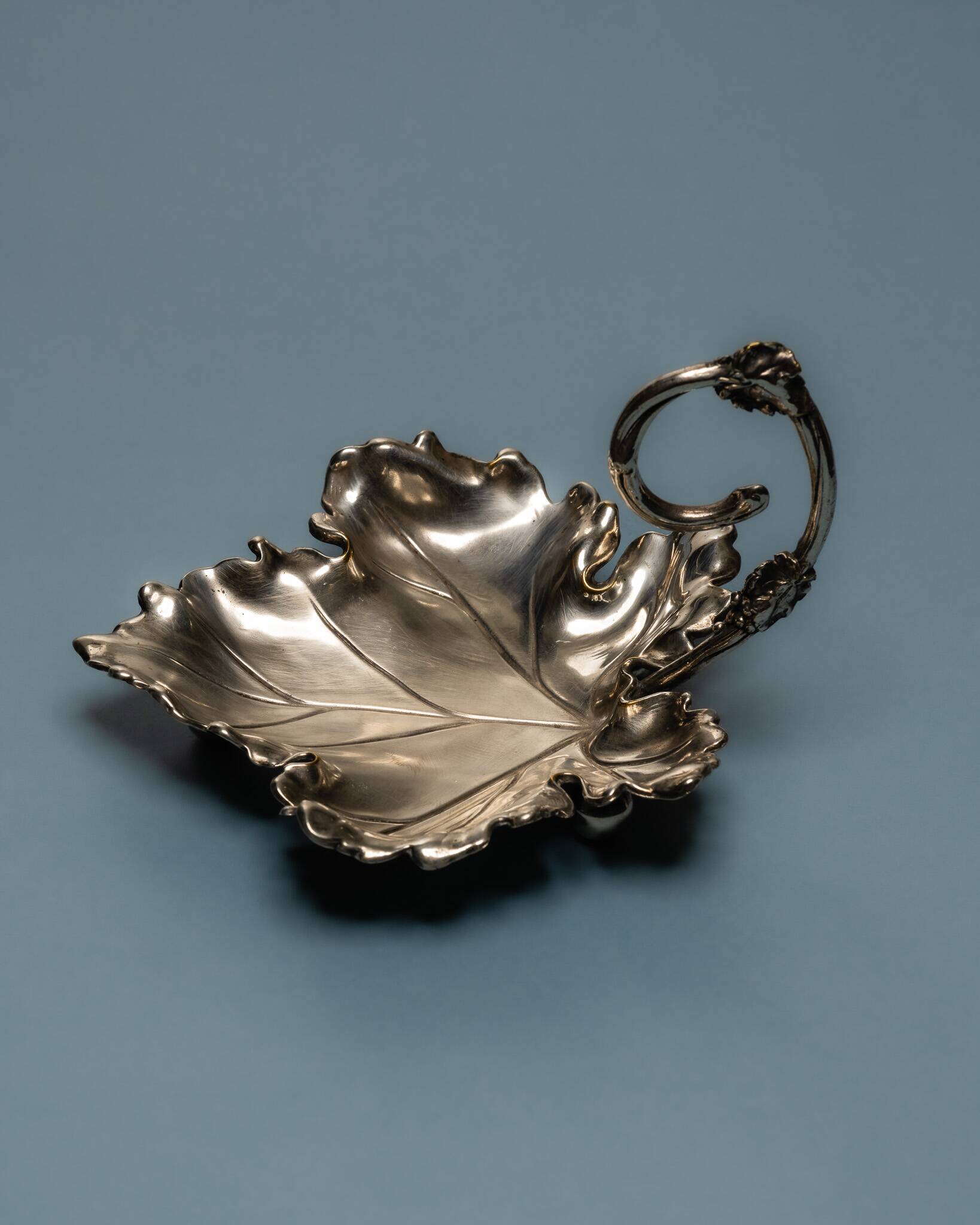 Vide-poche feuille en métal argenté, 1950