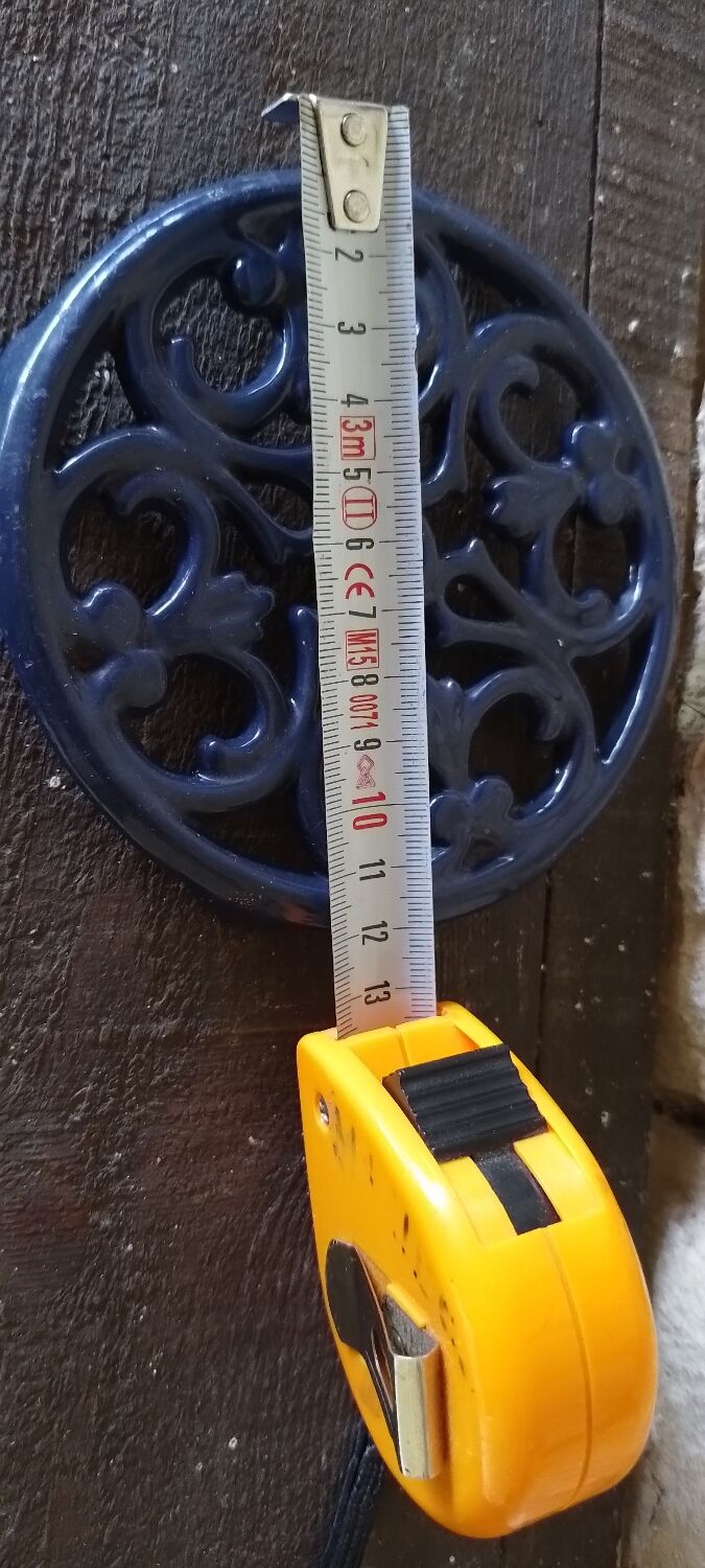 Enamelled cast iron trivet