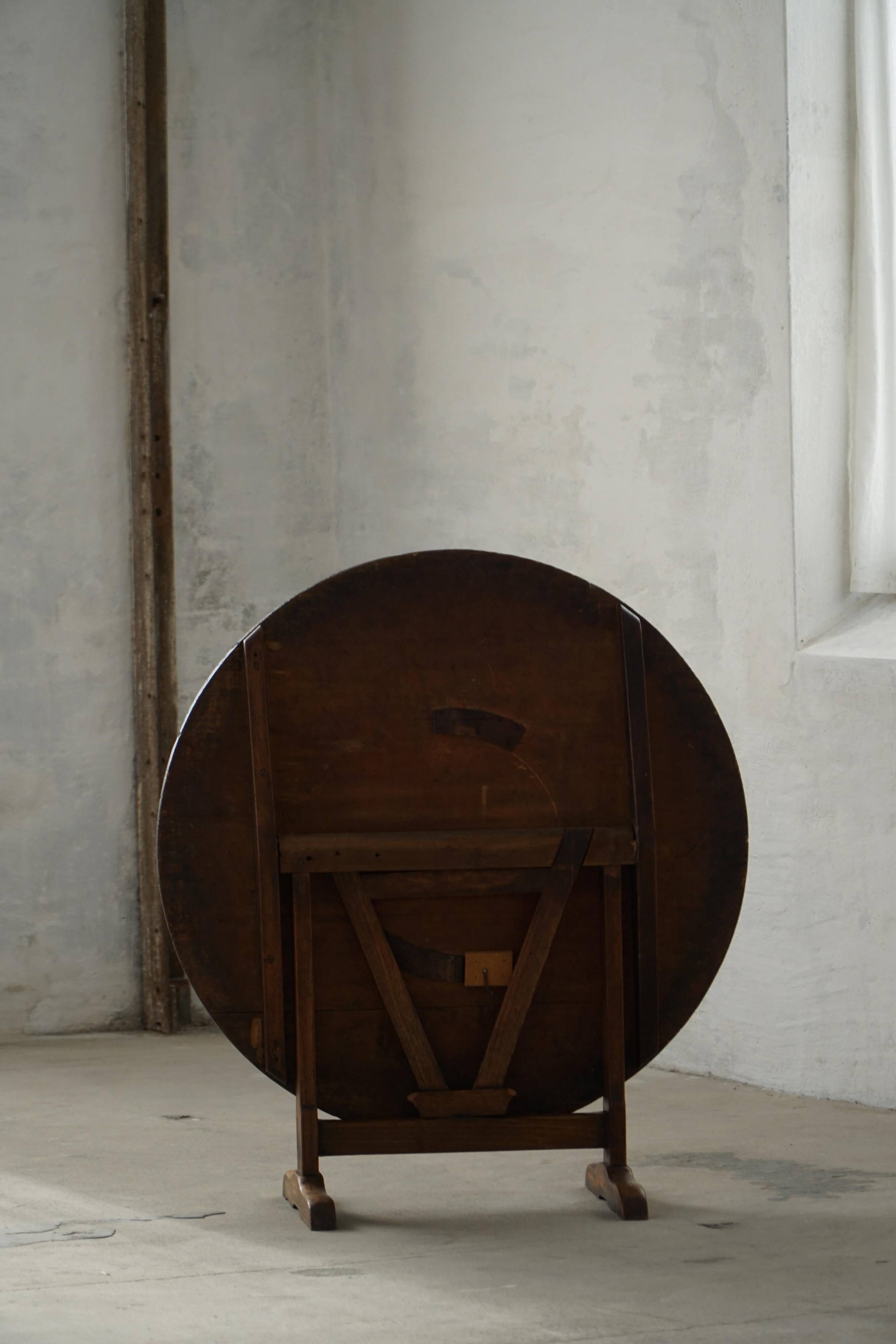 Round table with a tilting top from a 19th-century provincial French winemaker in oak.