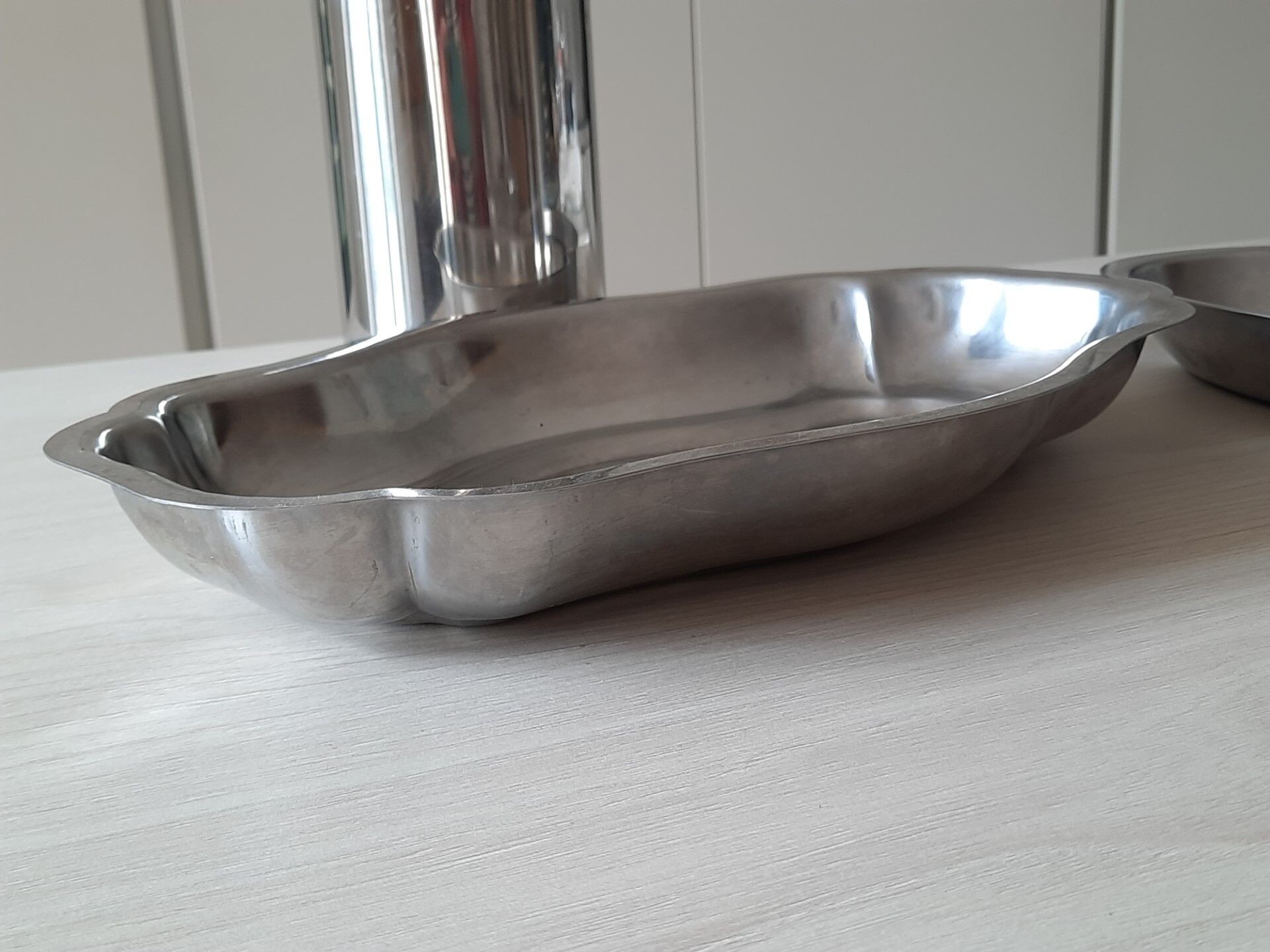 Set of 3 dishes and 1 stainless steel pitcher