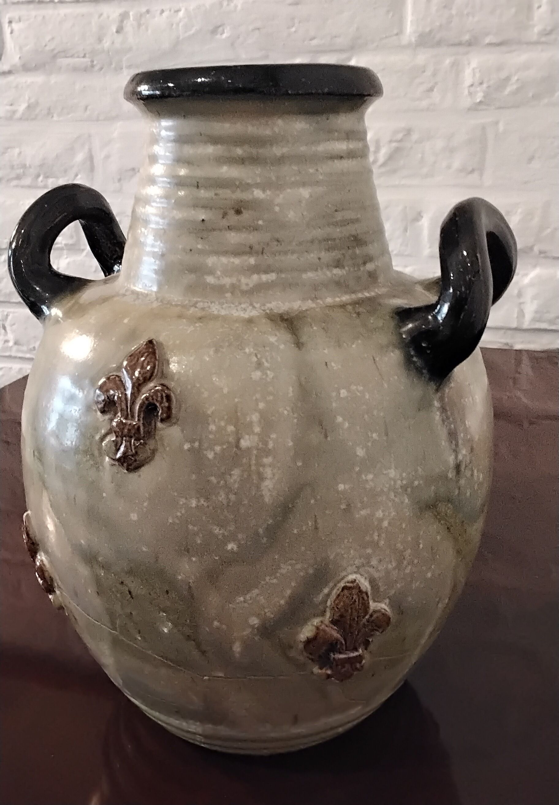 Vase with handles in Guérin sandstone