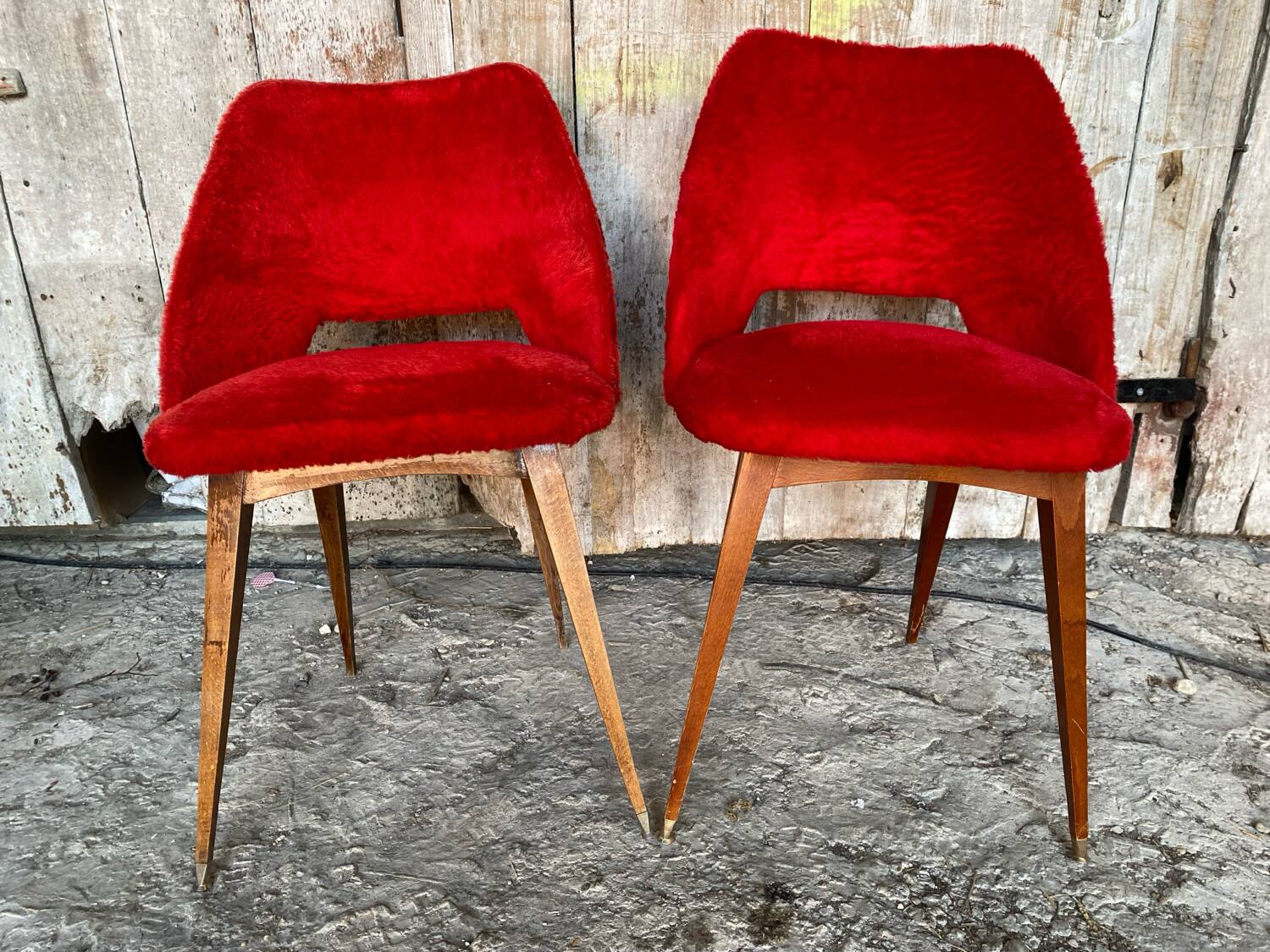 Paire de chaises Achille Decommere en fausse fourrure rouge et pieds compas en bois