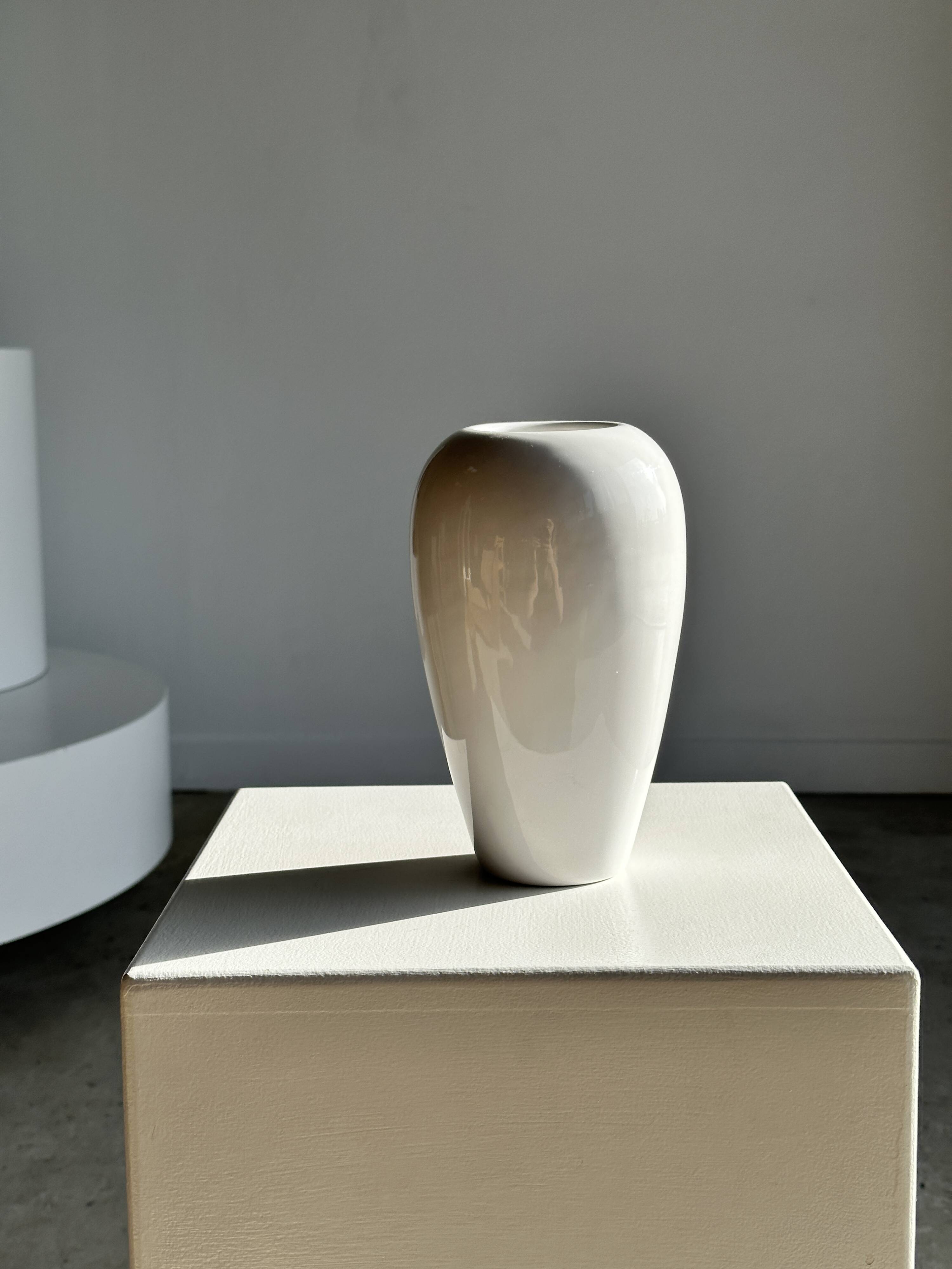 Oblong white vase H:20cm