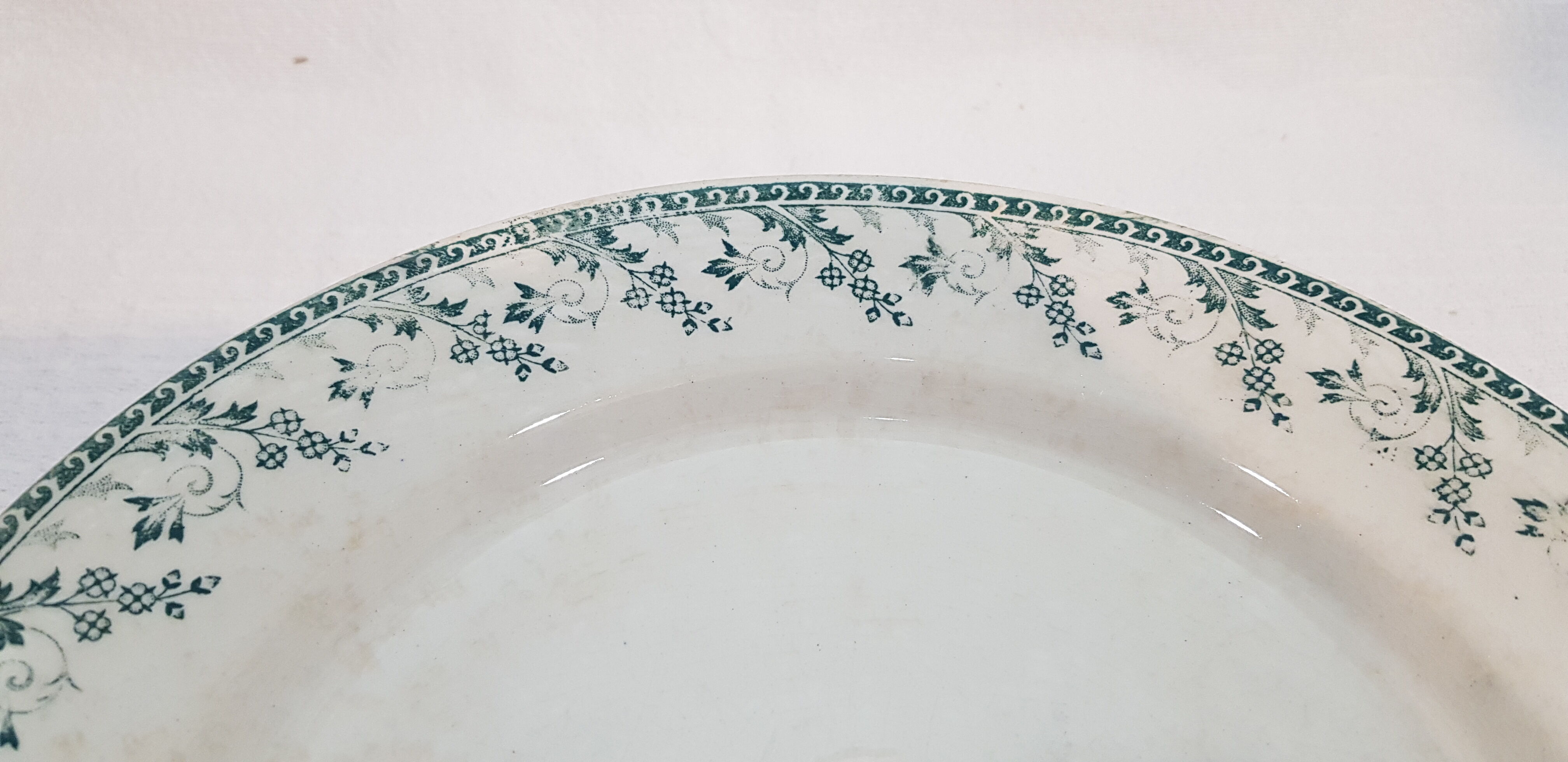 Lot de 6 assiettes plates en porcelaine opaque de Gien modèle Montigny, terre de fer.