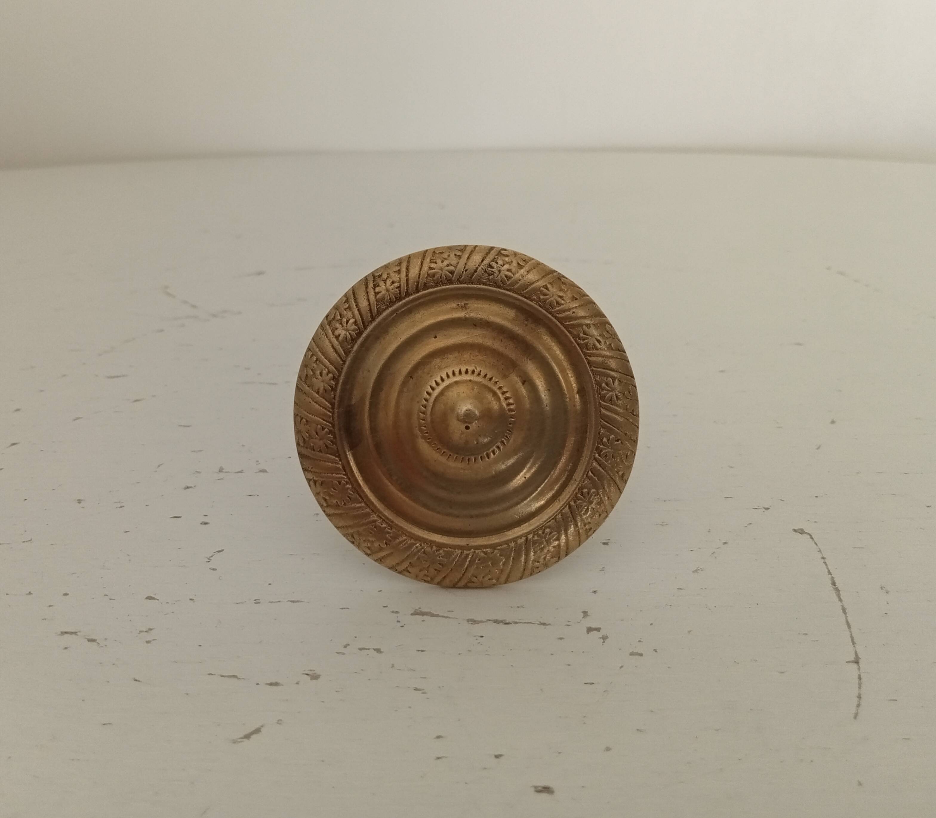 Empire furniture knob in gilded brass, 19th century.