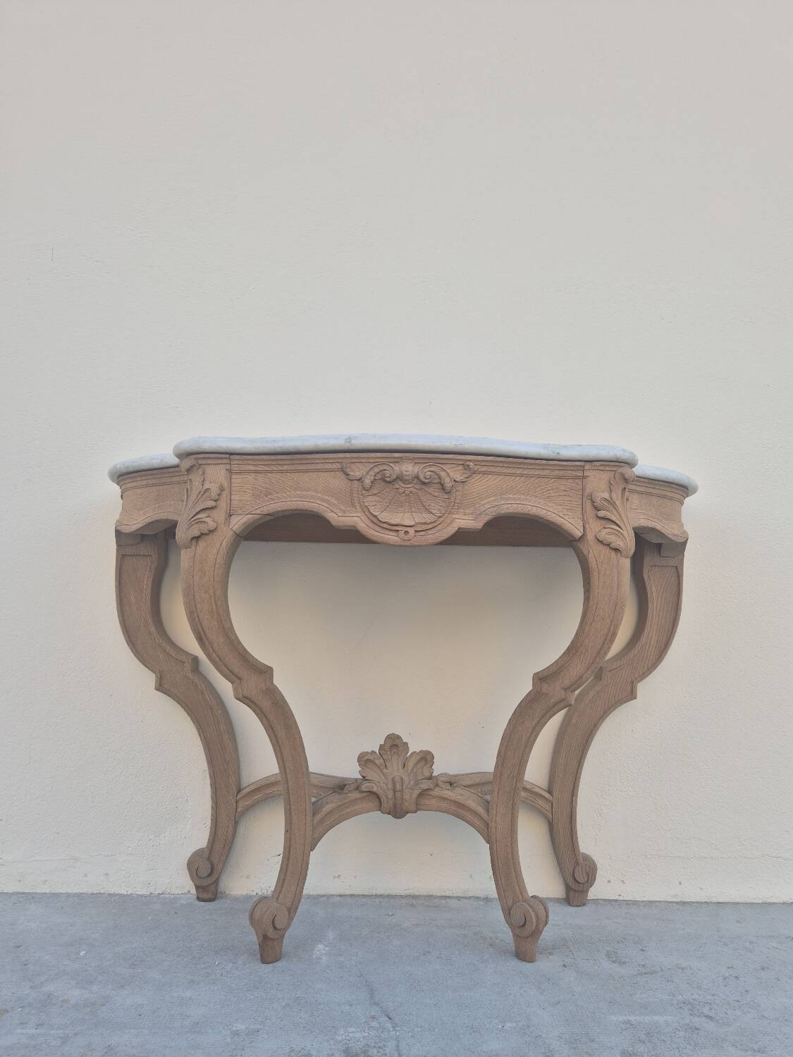 Louis XV curved console in solid oak, 18th century, decorated