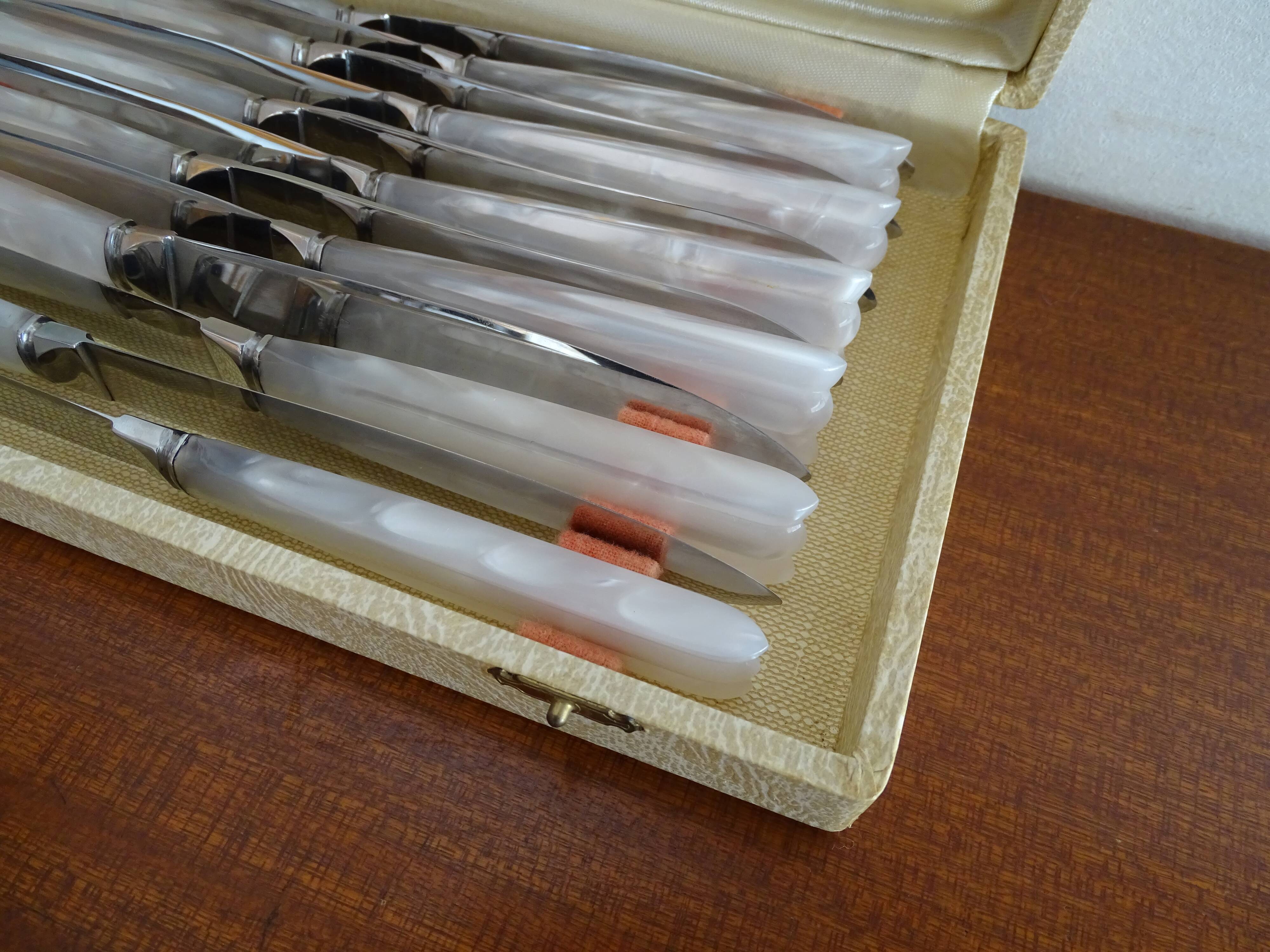 12 knives style Art Deco stainless steel in case