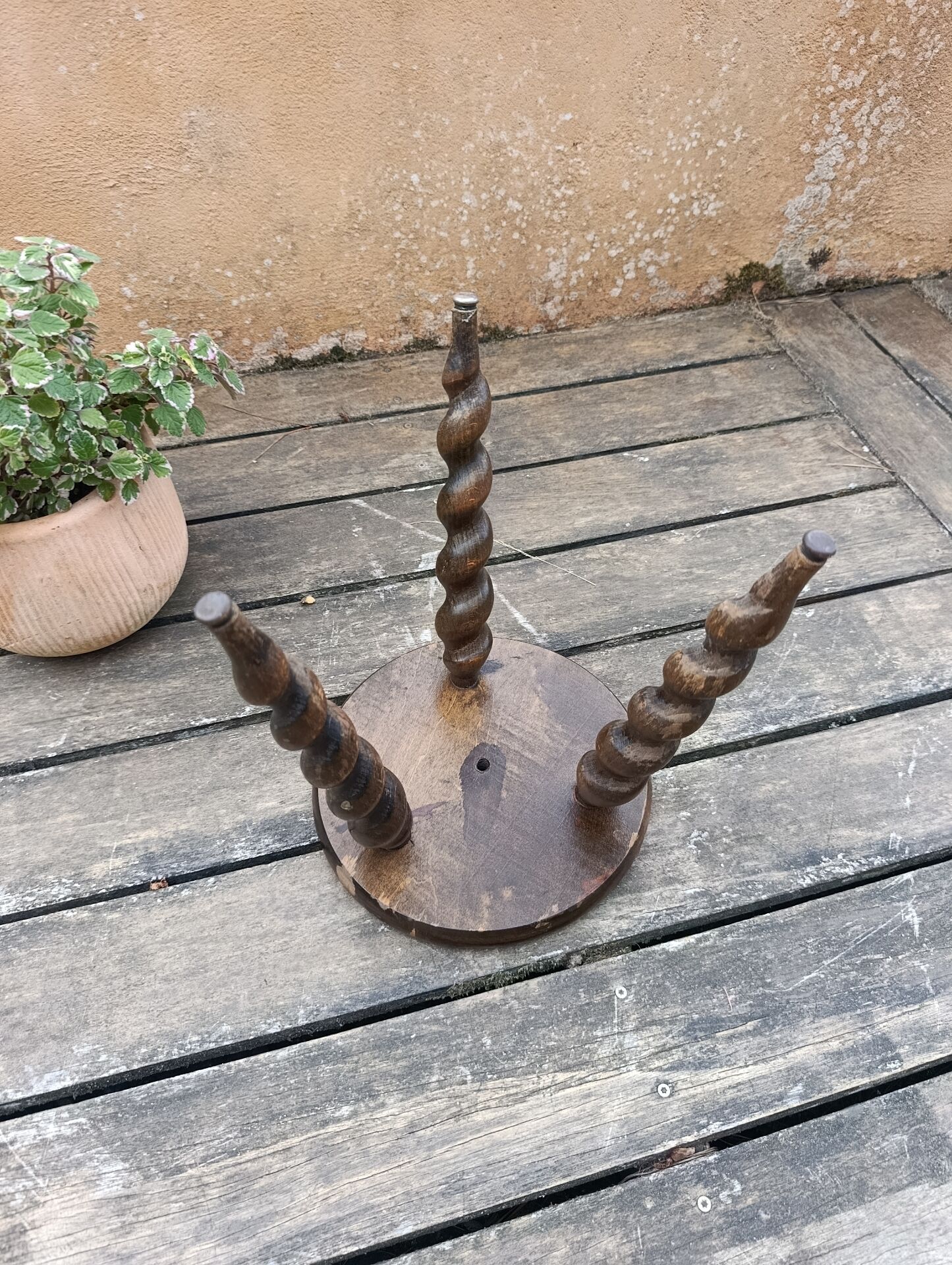 tabouret de ferme tripode brutaliste | pieds torsadés