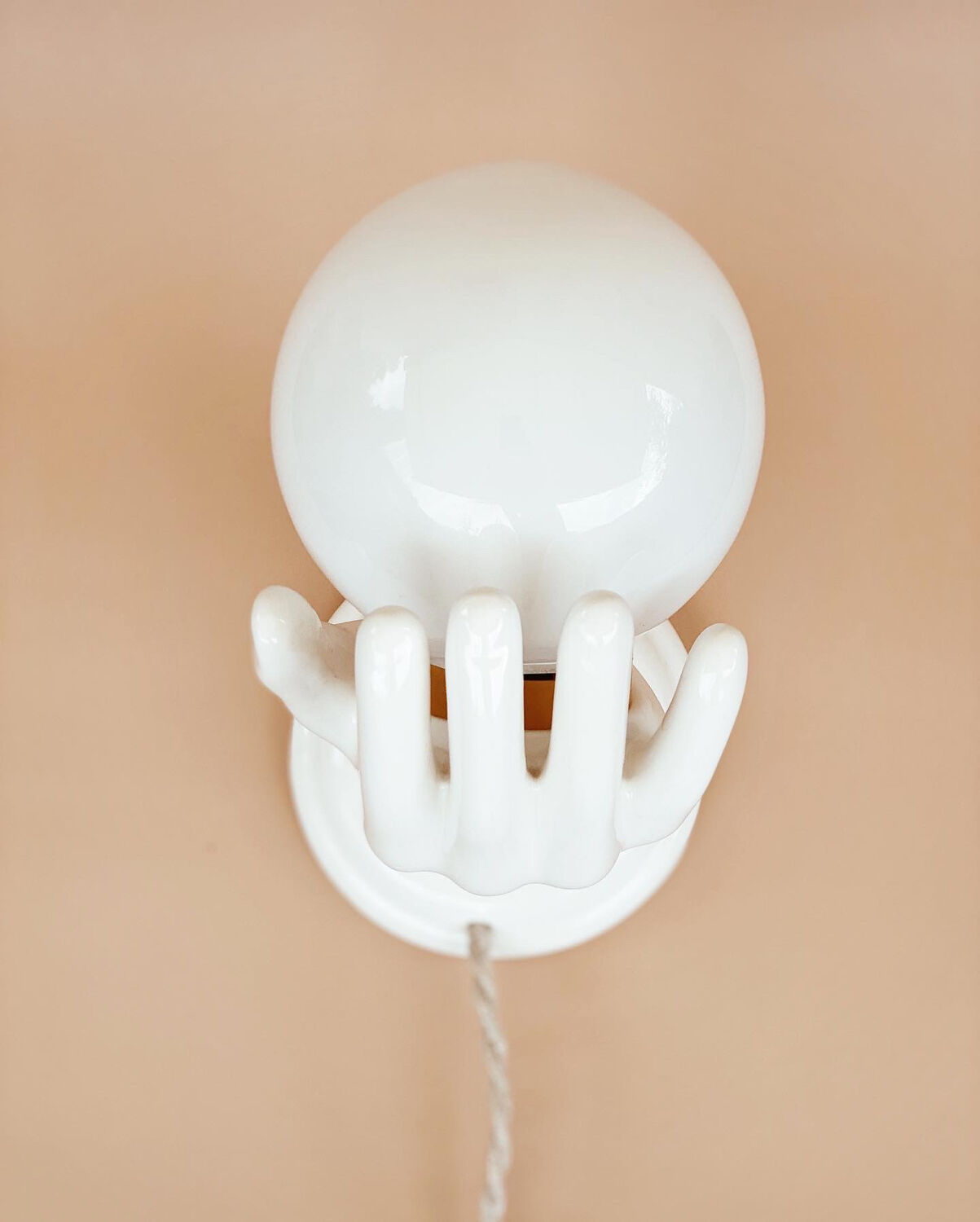 Applique murale baladeuse main en céramique globe opaline