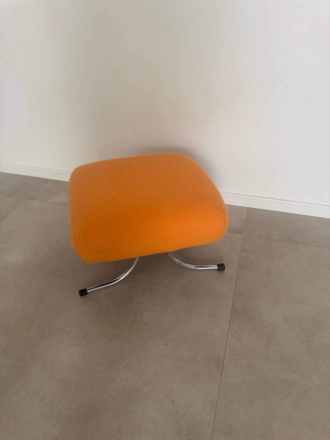 Vintage orange pouf 1970