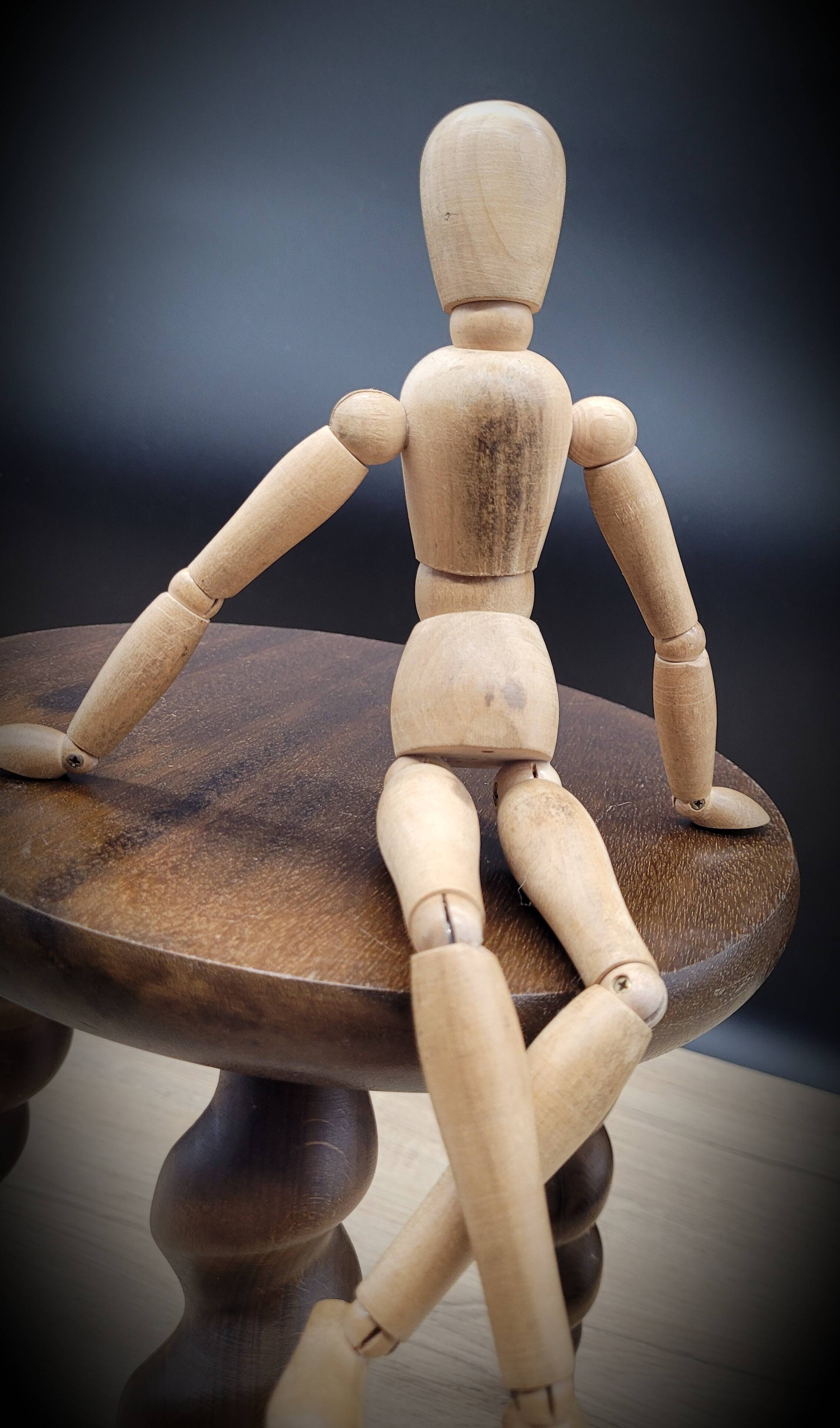 Tripod stool with twisted turned feet
