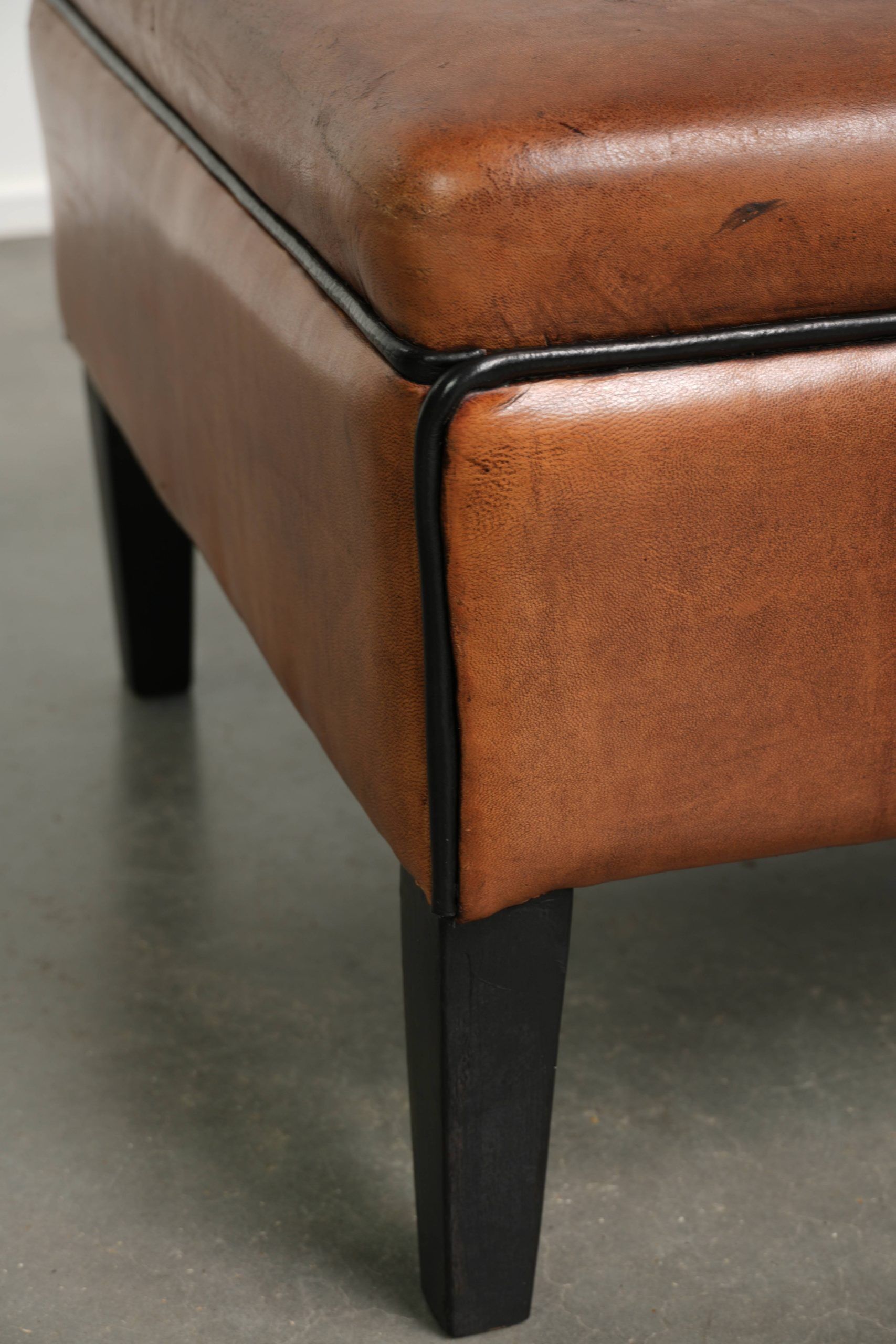 Ottoman, pouf en cuir de mouton cognac
