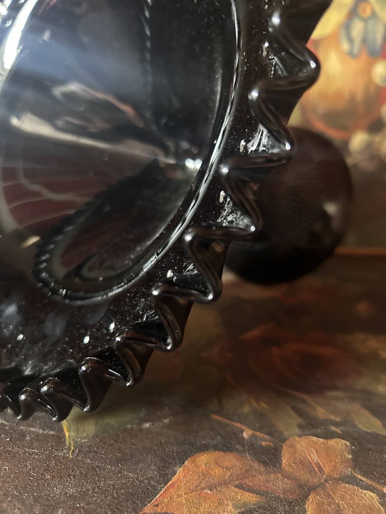 Grande coupe sur pied en opaline noire Art déco des années 1930 une rareté atypique