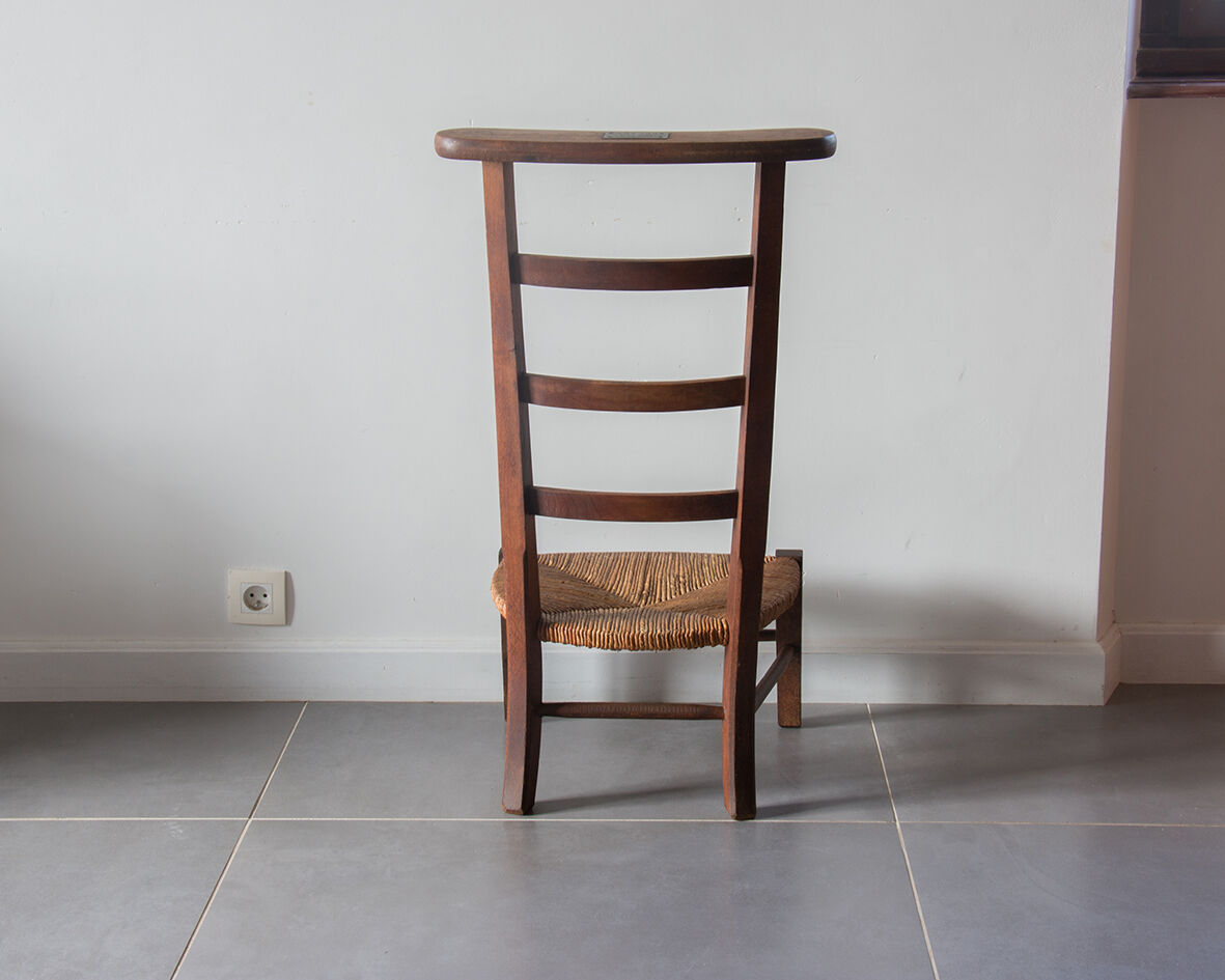 Ancient prayer-god chair