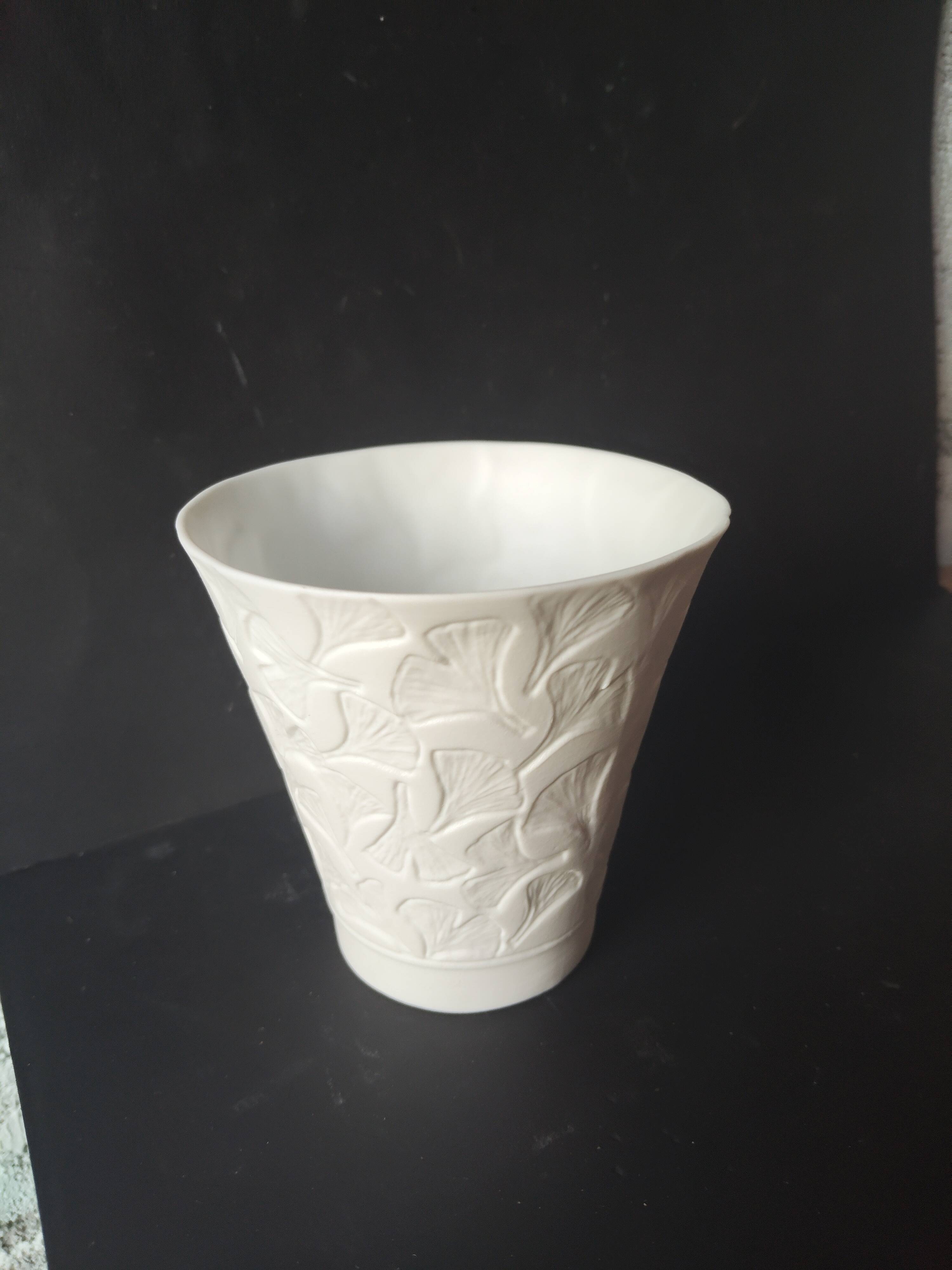 Vase décoratif Jean-Louis Puivif en porcelaine de Limoges,  Ginkgo