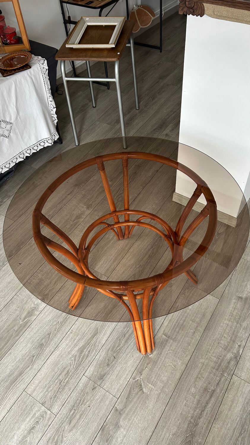 Table à manger verre fumé et rotin