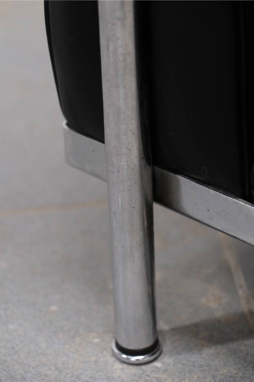 LC2 armchair in black leather – Design Le Corbusier, Pierre Jeanneret & Charlotte Perriand