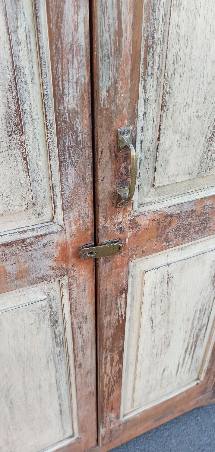 Armoire en bois ancienne