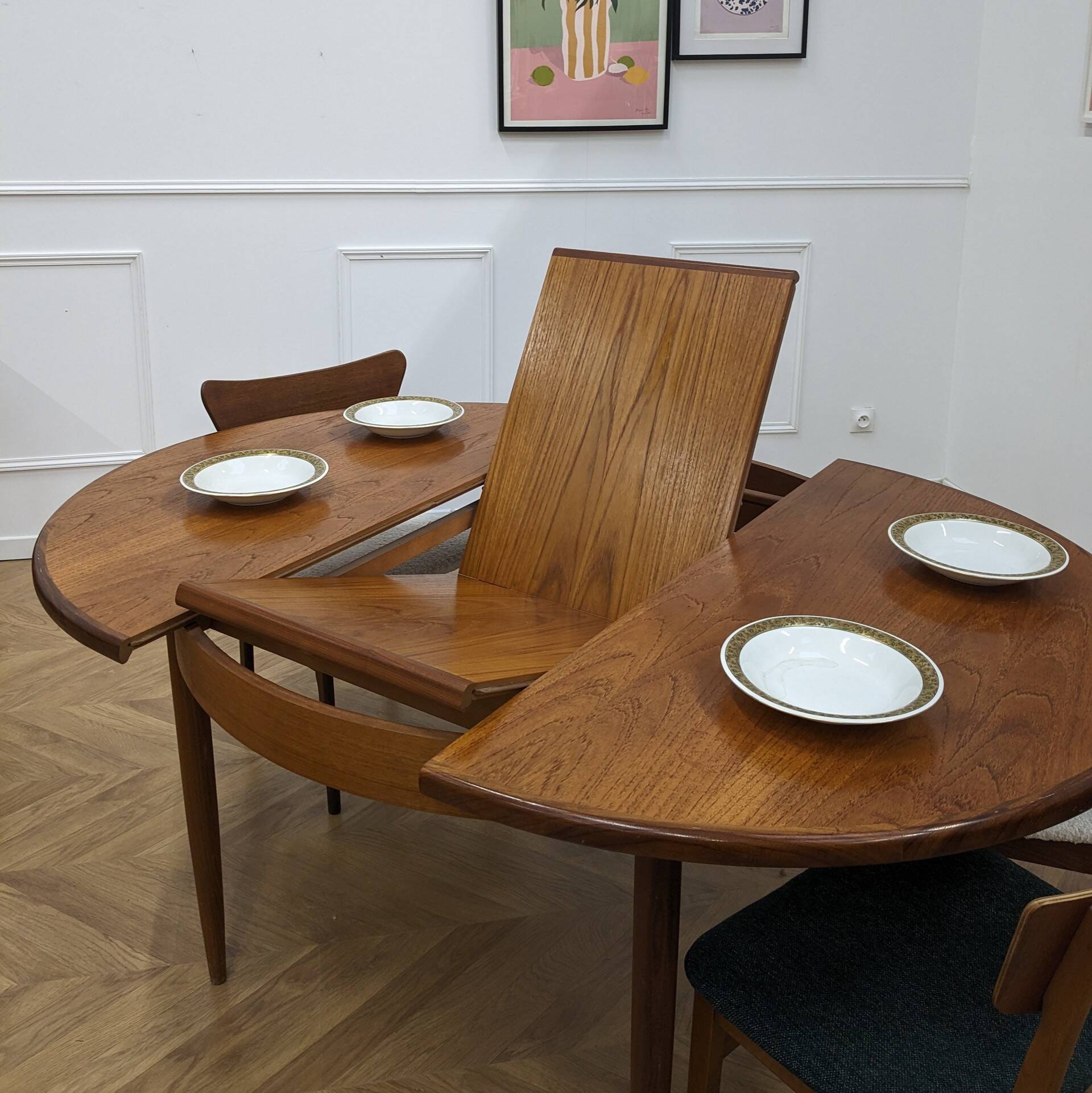 Table à manger ronde et extensible éditée G-Plan