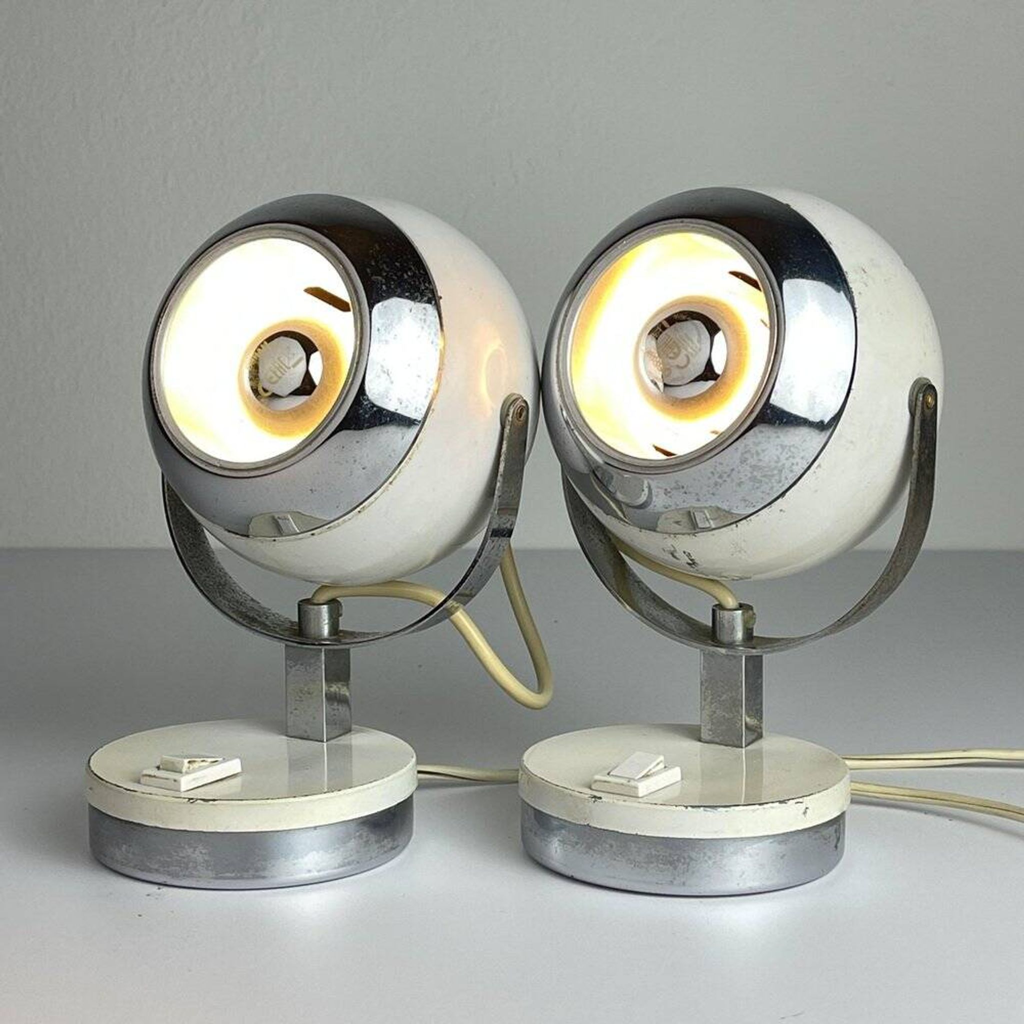 Lampes de bureau blanches du milieu du siècle, années 1960, ensemble de 2