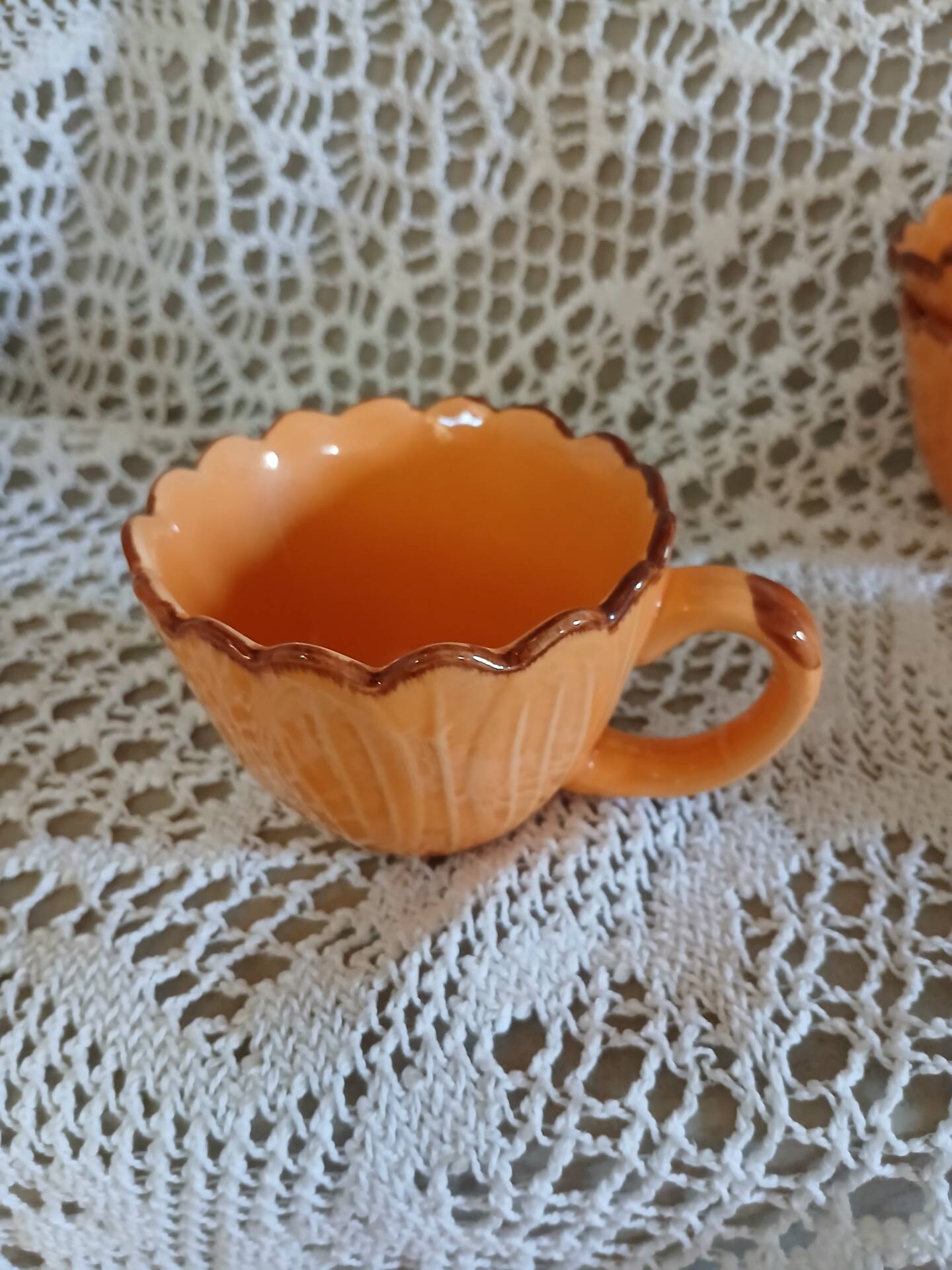 6 tasses à café et soucoupes style barbotine