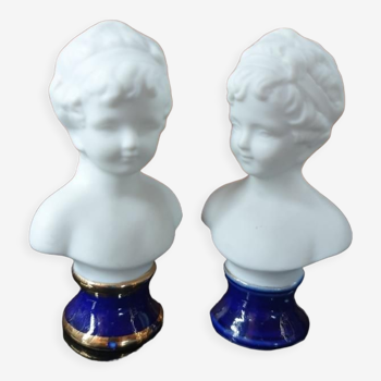 Paire de bustes d'enfant en biscuit bleu lapis-lazuli