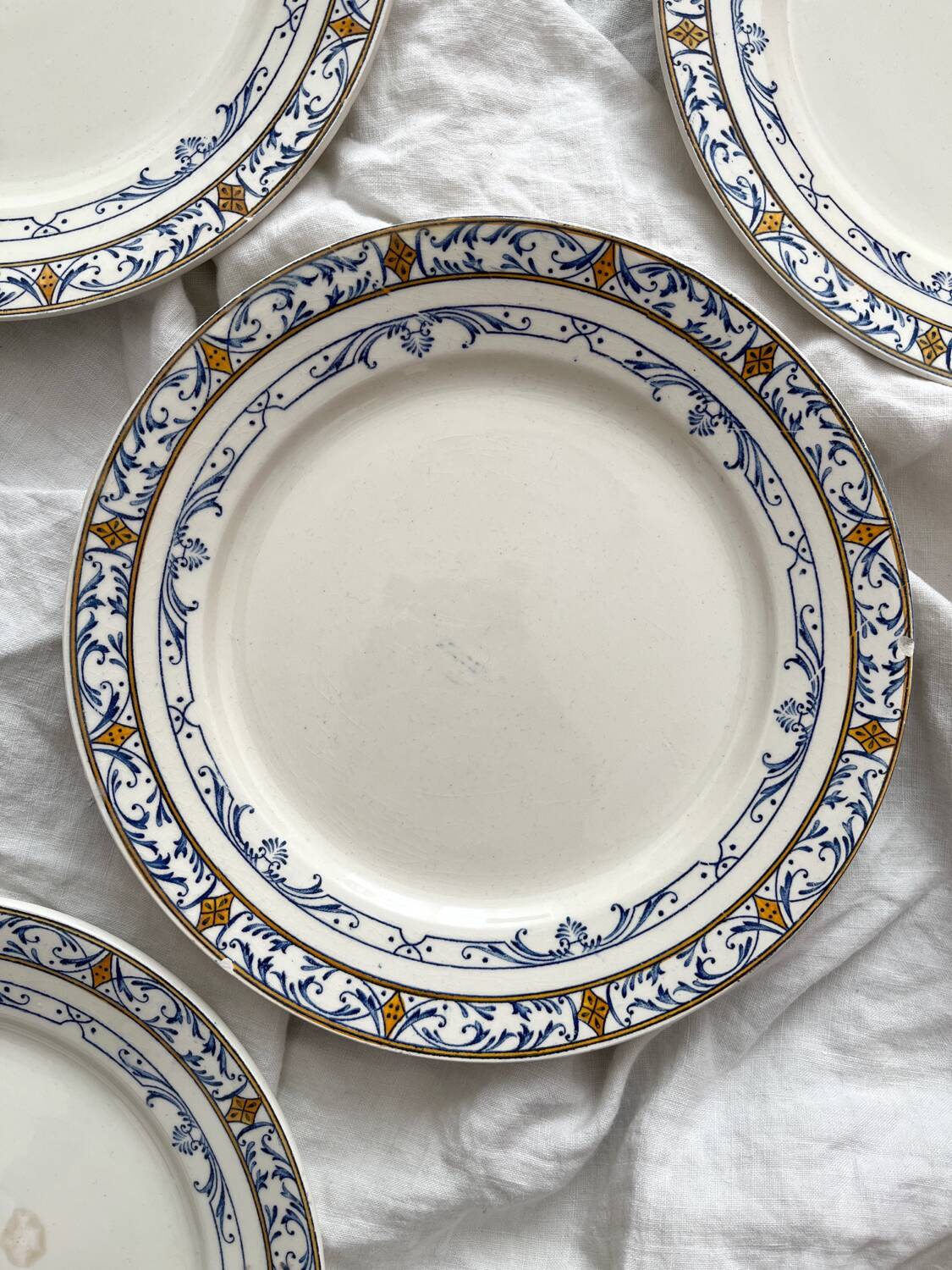 4 assiettes à dessert en terre de fer « Colbert » Creil et Montereau