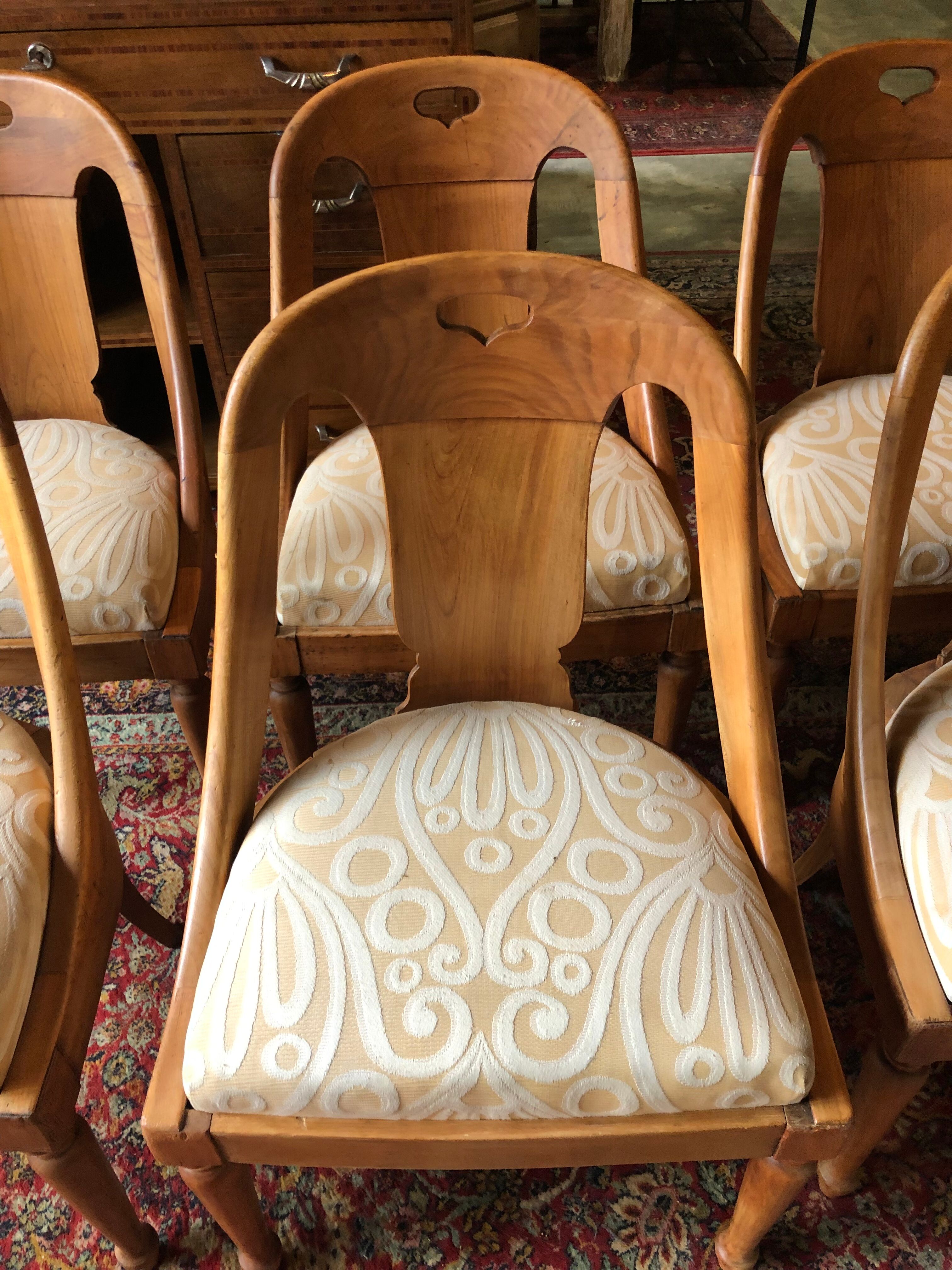 Series of 6 Gondola Chairs in blond mahogany