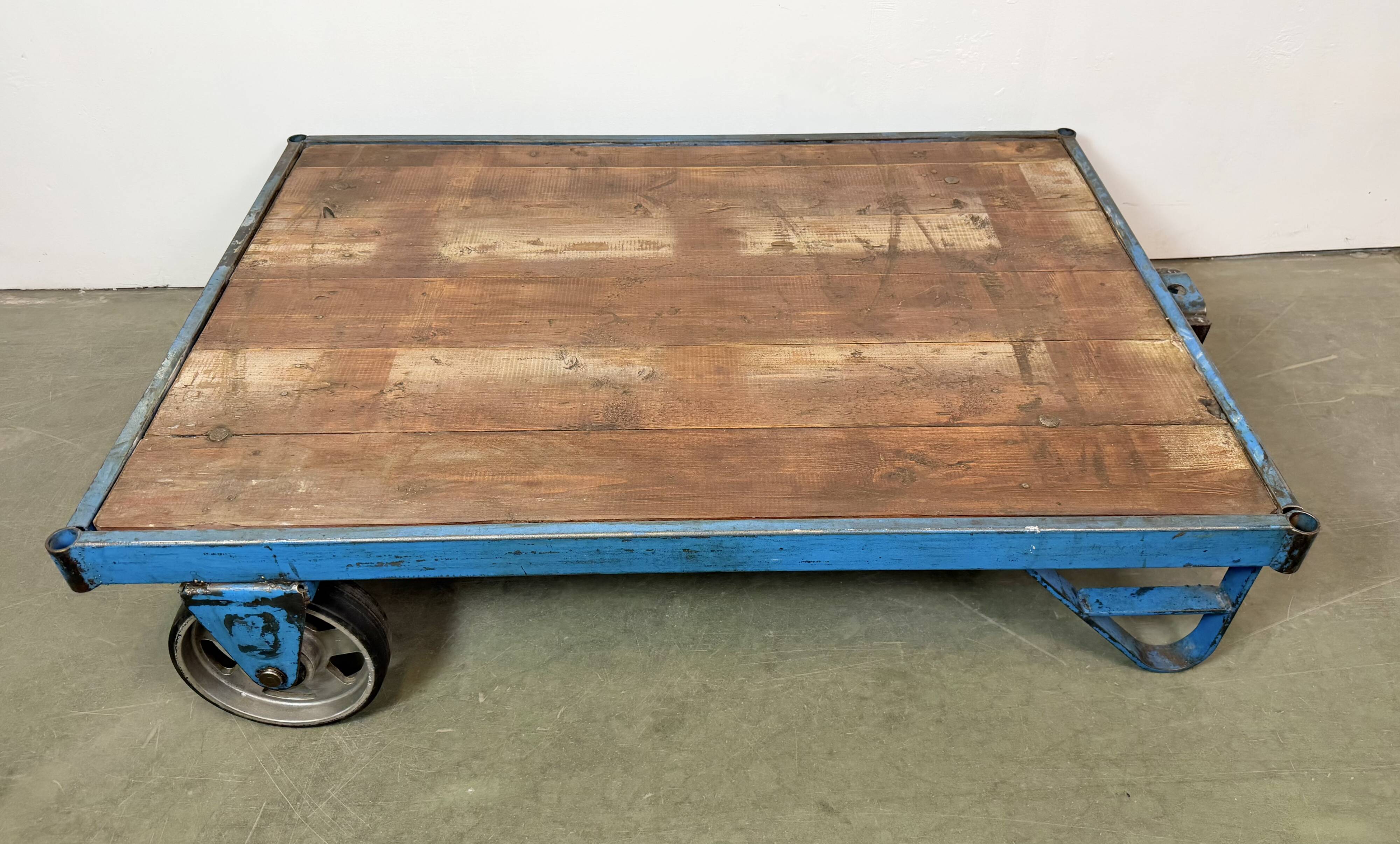 Table basse industrielle bleue, années 1960