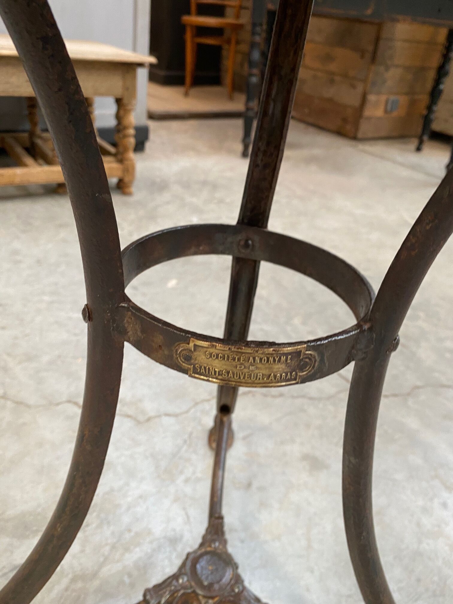 Old pedestal table Saint Sauveur Arras