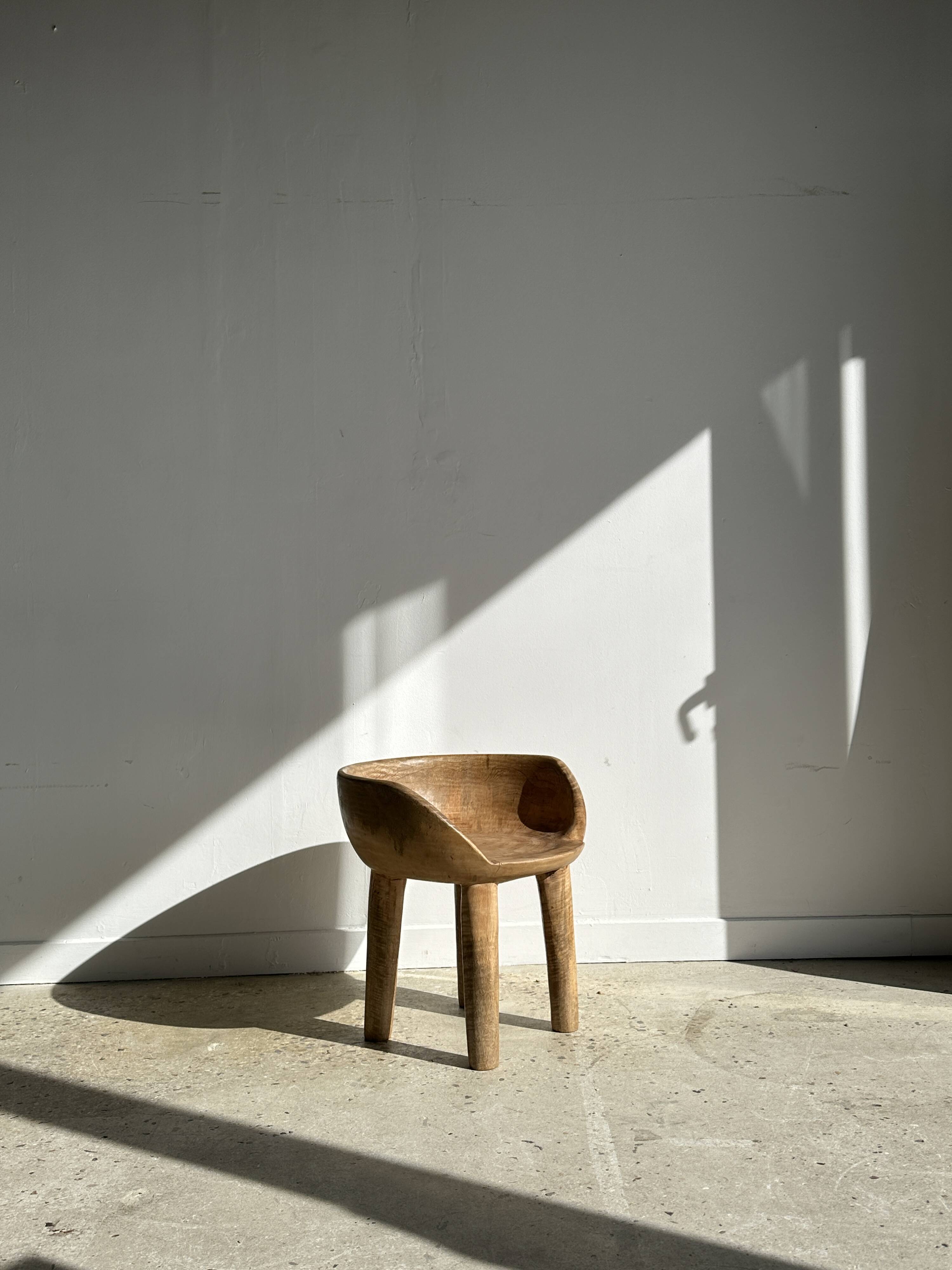 Quadripod chair with round seat and small back in natural monoxyl mango wood