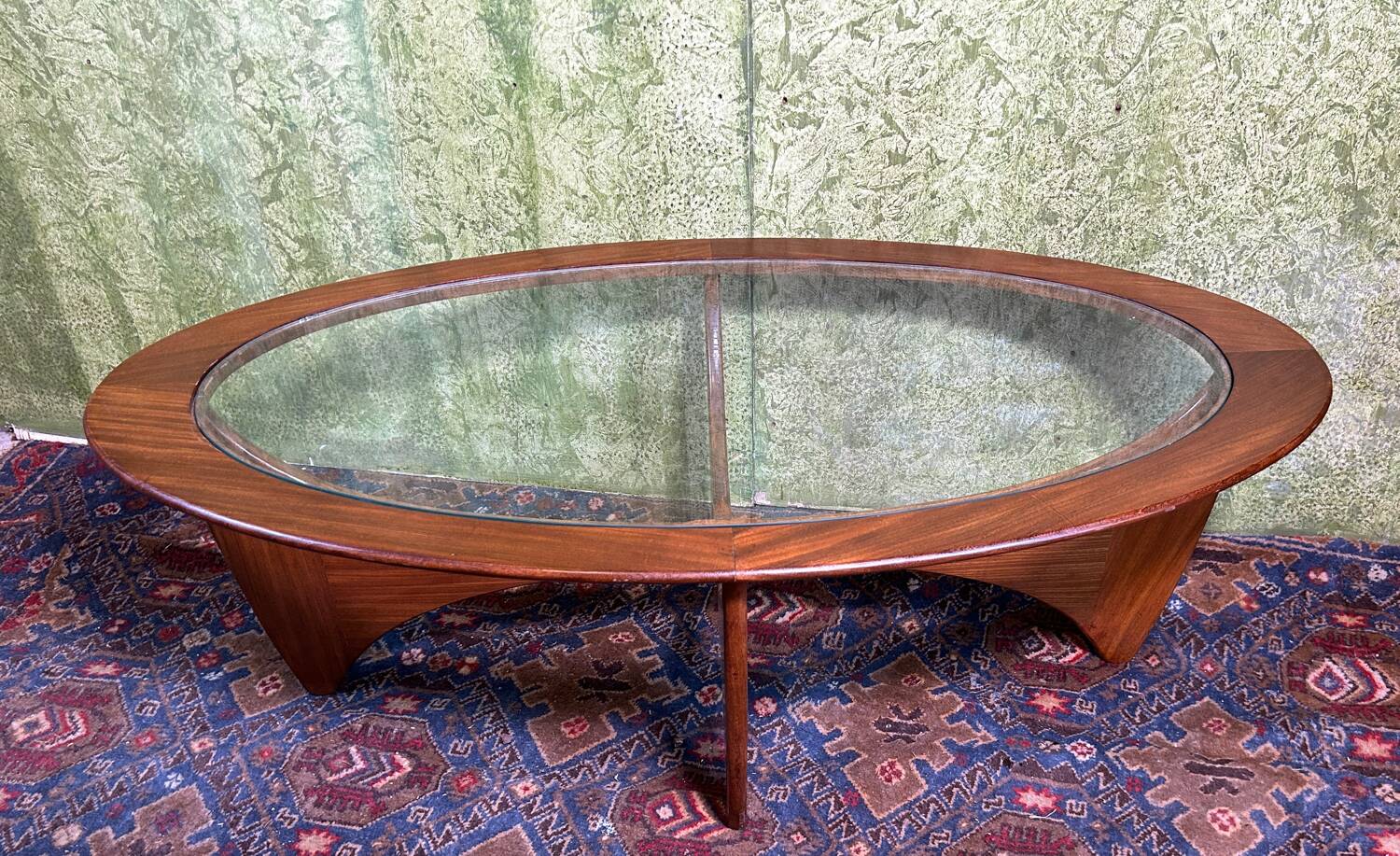 Table basse vintage rétro vintage ovale en teck par GPlan 1960