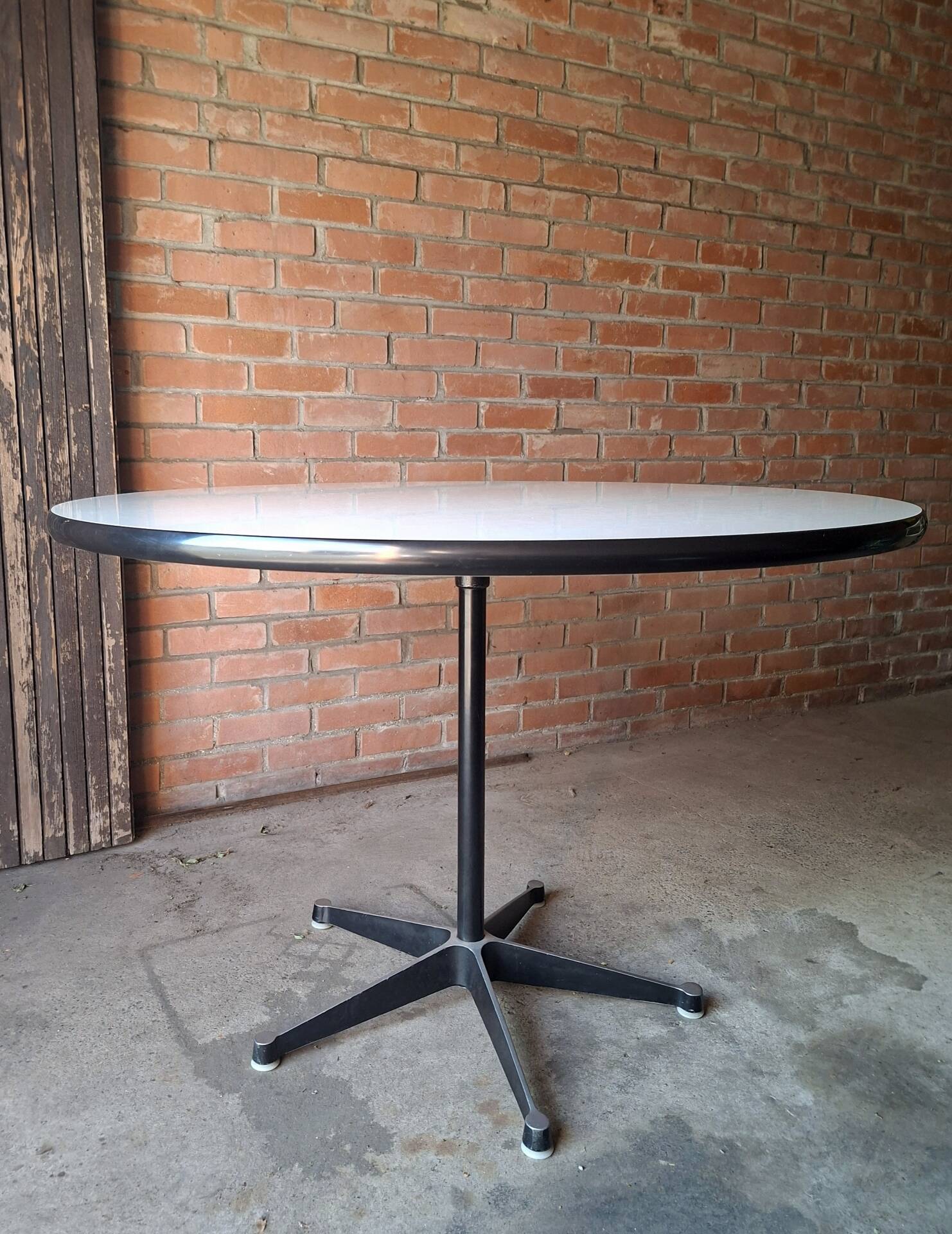 Table Eames 650