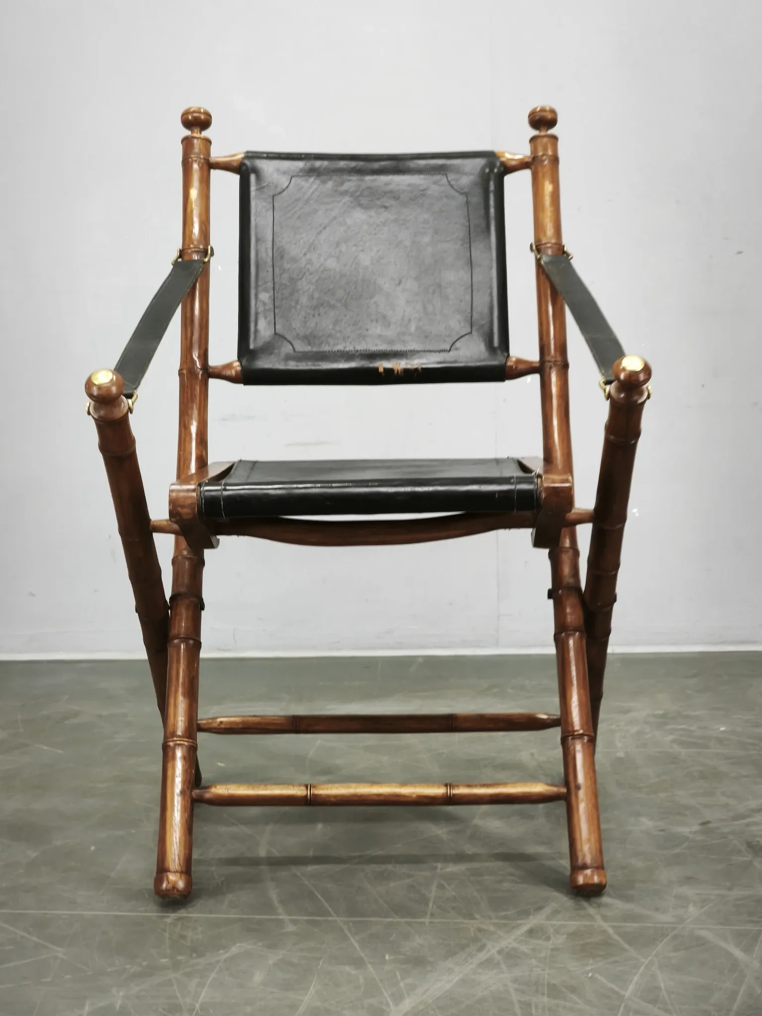 1970s French Folding Safari Chair in Teak, Black Leather and Brass