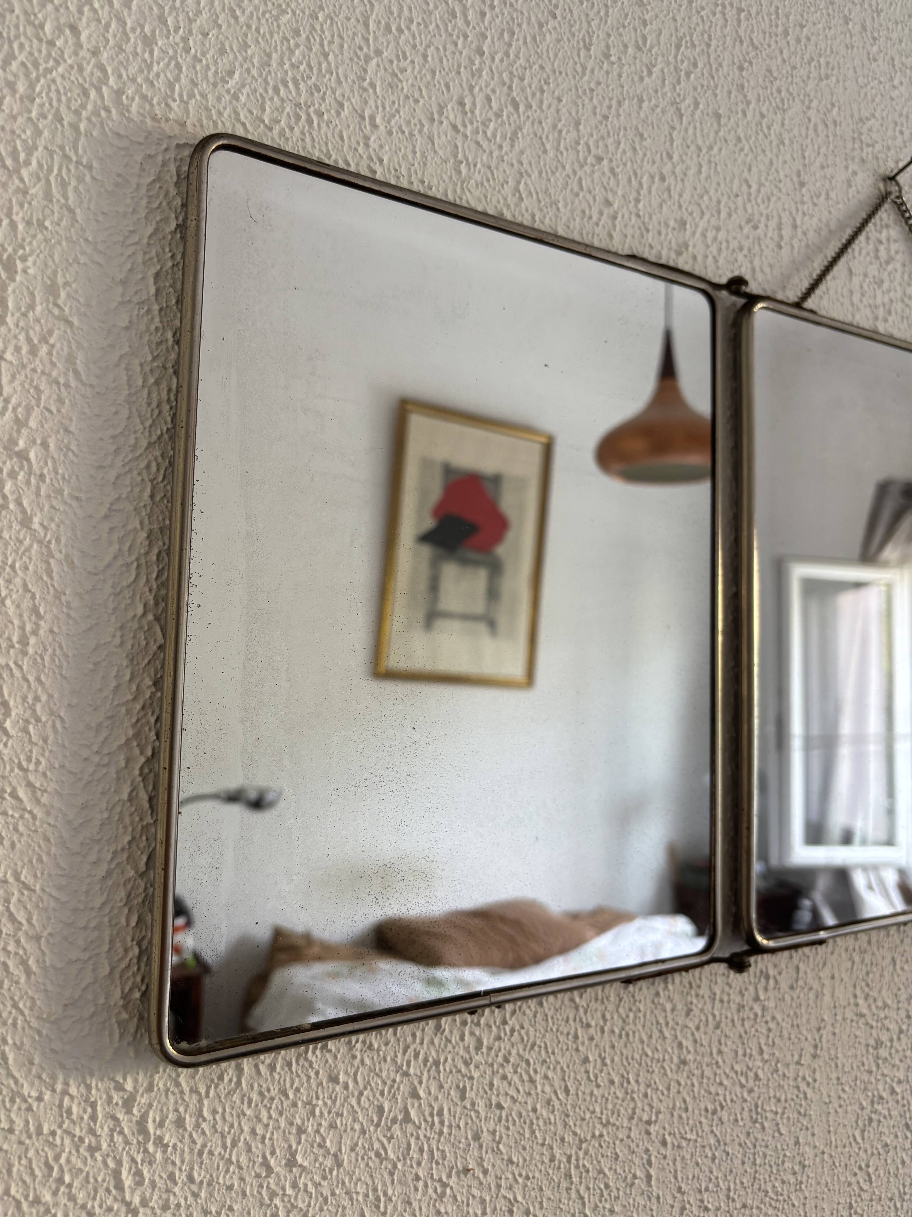 Miroir triptyque de barbier en simili cuir bleu, 1950