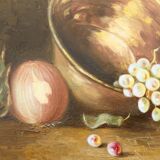 Cuadro al óleo con frutas. Bodegón con frutas y objetos de cobre y barro.