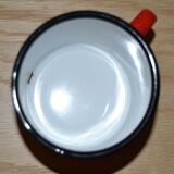 Tasse en tôle émaillée rouge moucheté