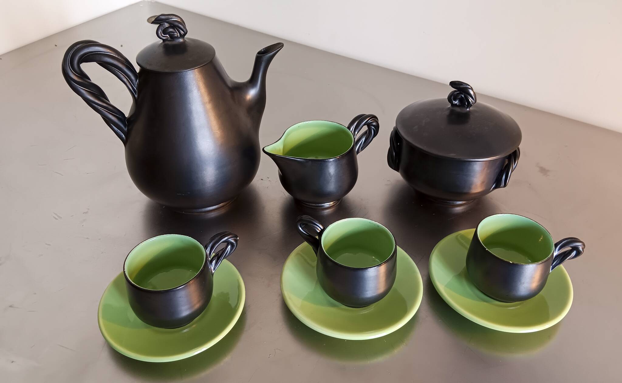 Vallauris Monica Céram coffee set, anthracite black outdoors, green indoors. 9 pieces.