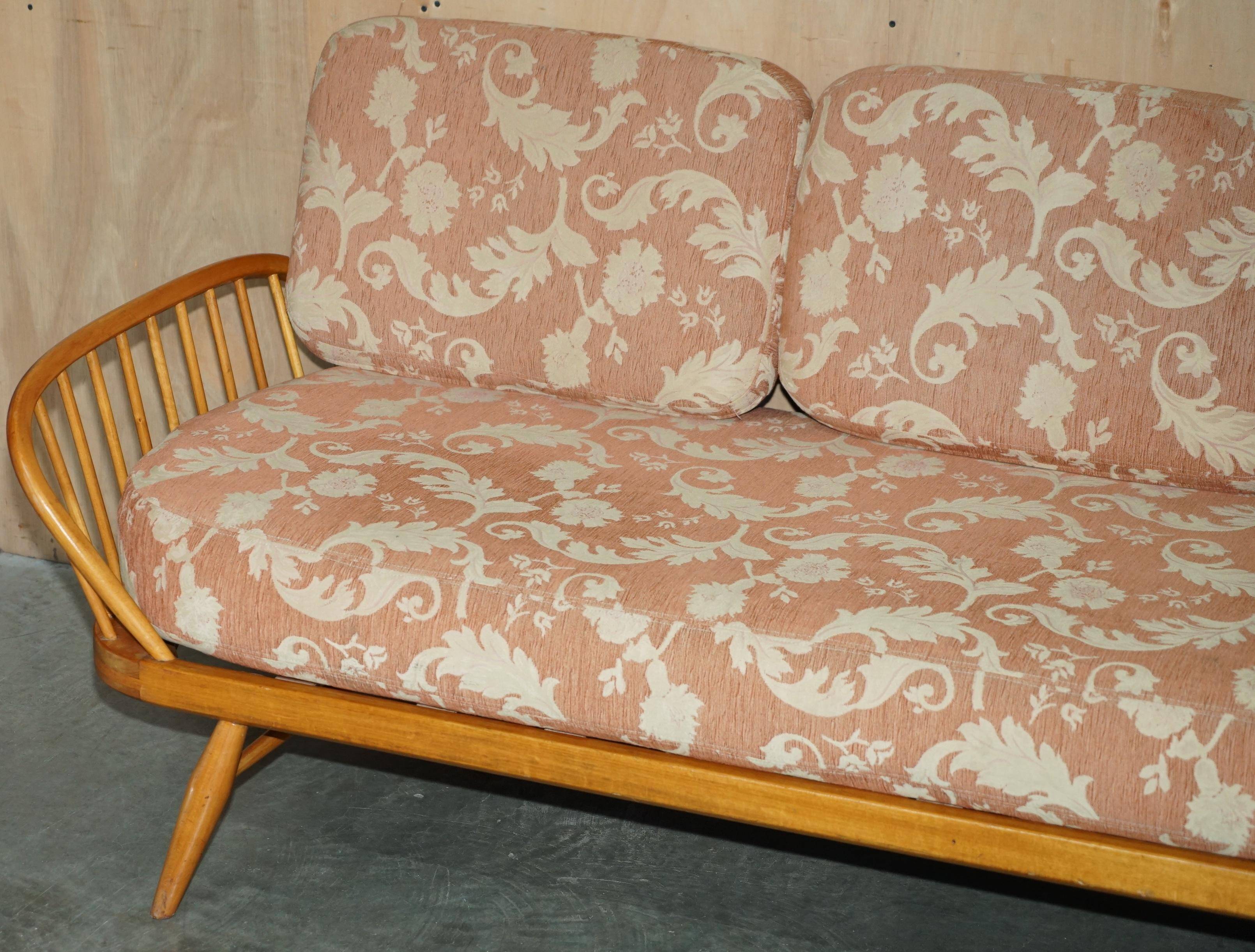 Vintage Ercol Windsor Studio 355 canapé / daybed, light wood, Mid-Century Modern design.