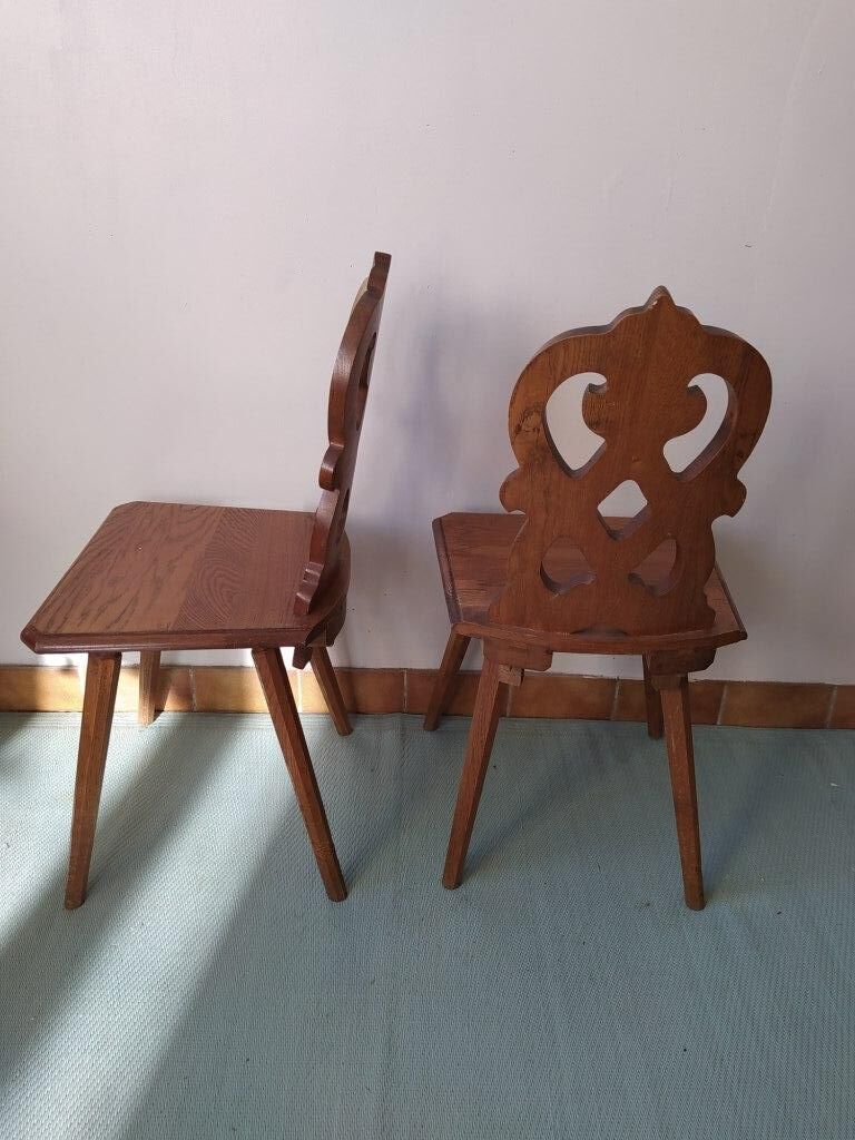 Paire de chaises de montagne savoyarde chalet en bois sculpté