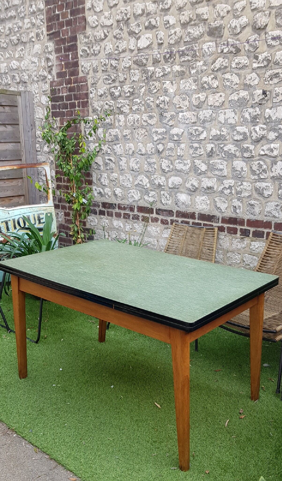 Extendable formica table of 1950