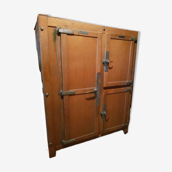 Large refrigeration cabinet