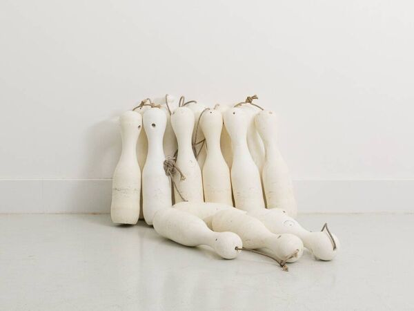 15 quilles de bowling d'époque sur cordelettes de relevage en nylon