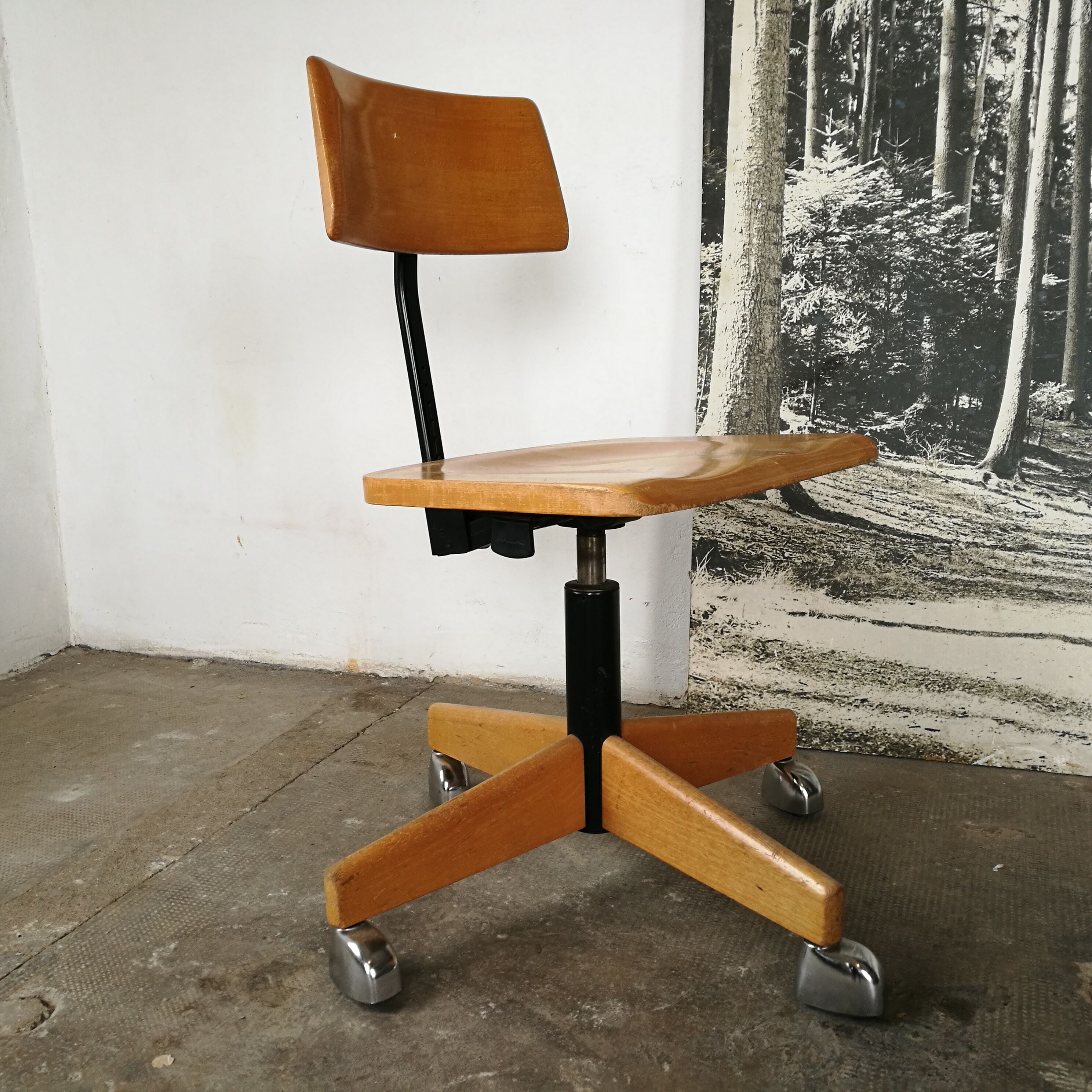 Swivel workshop chair