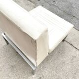 Fauteuil rétro en simili cuir skaï blanc ivoire et structure en métal chromé