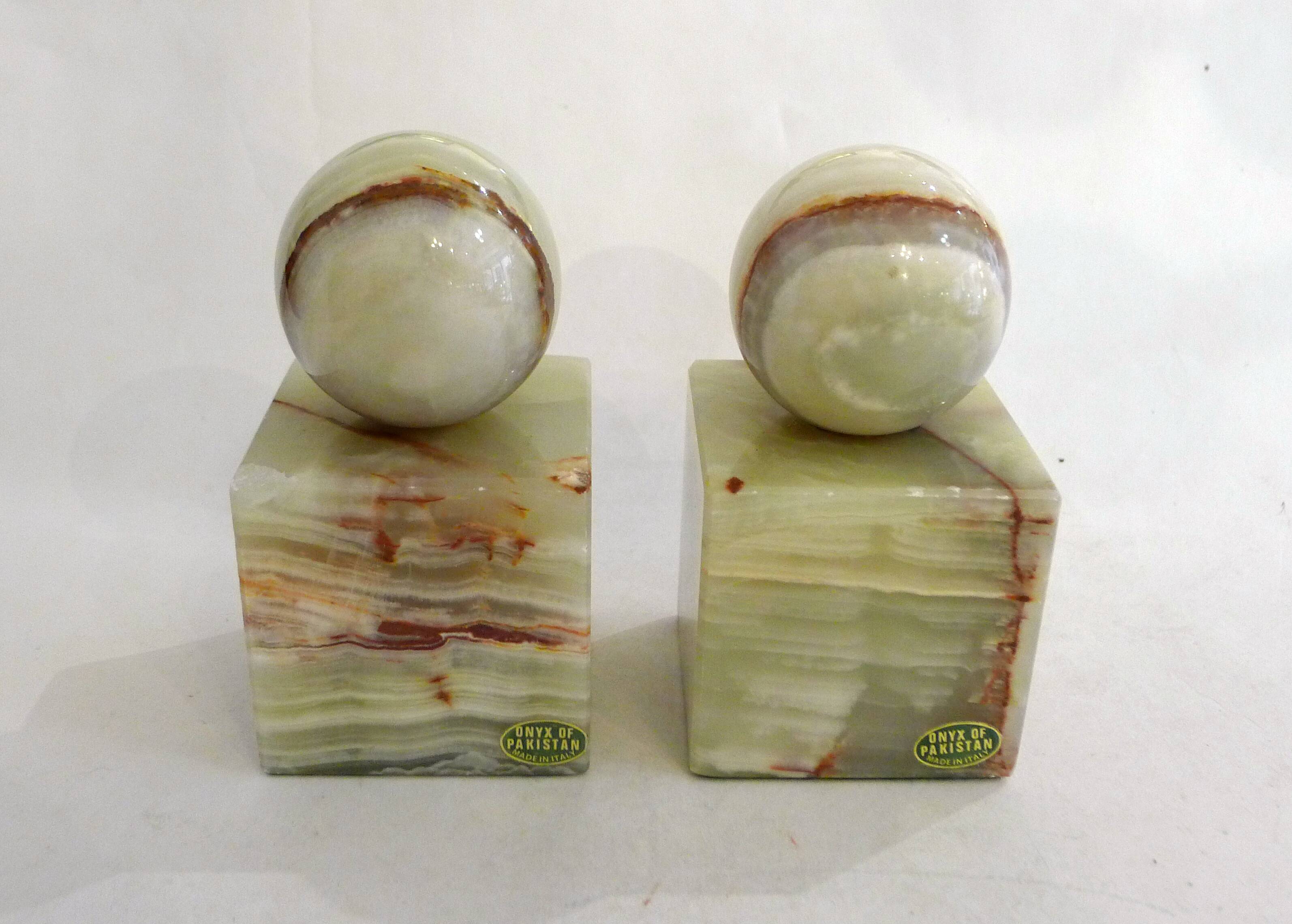 Pair of sculptural mid-century bookends in Onyx, Italy.