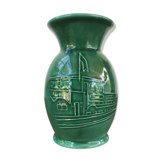 Ancien vase en céramique verte avec dessins en relief, décoration vintage