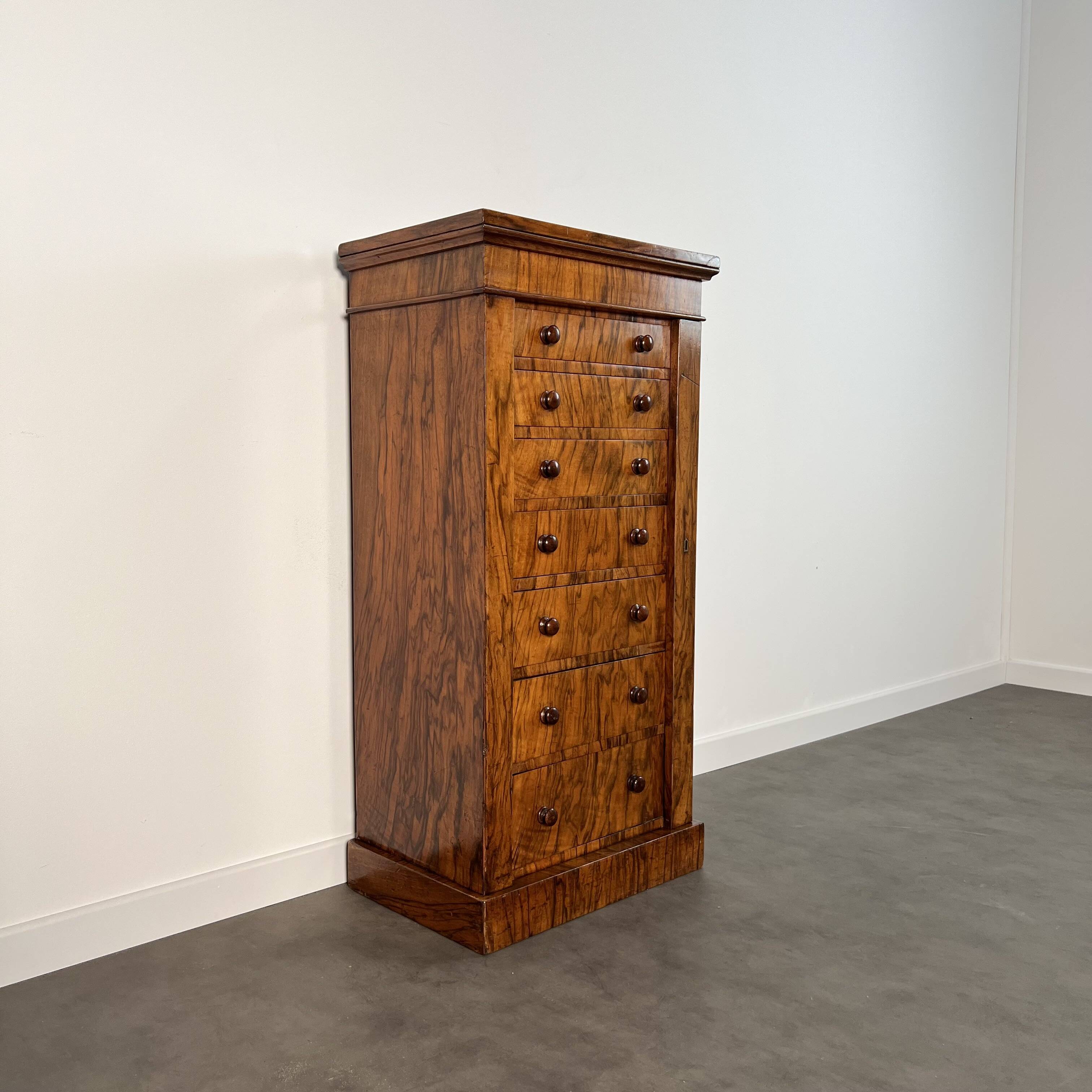 Commode Wellington anglaise en placage de noyer, époque Victorienne