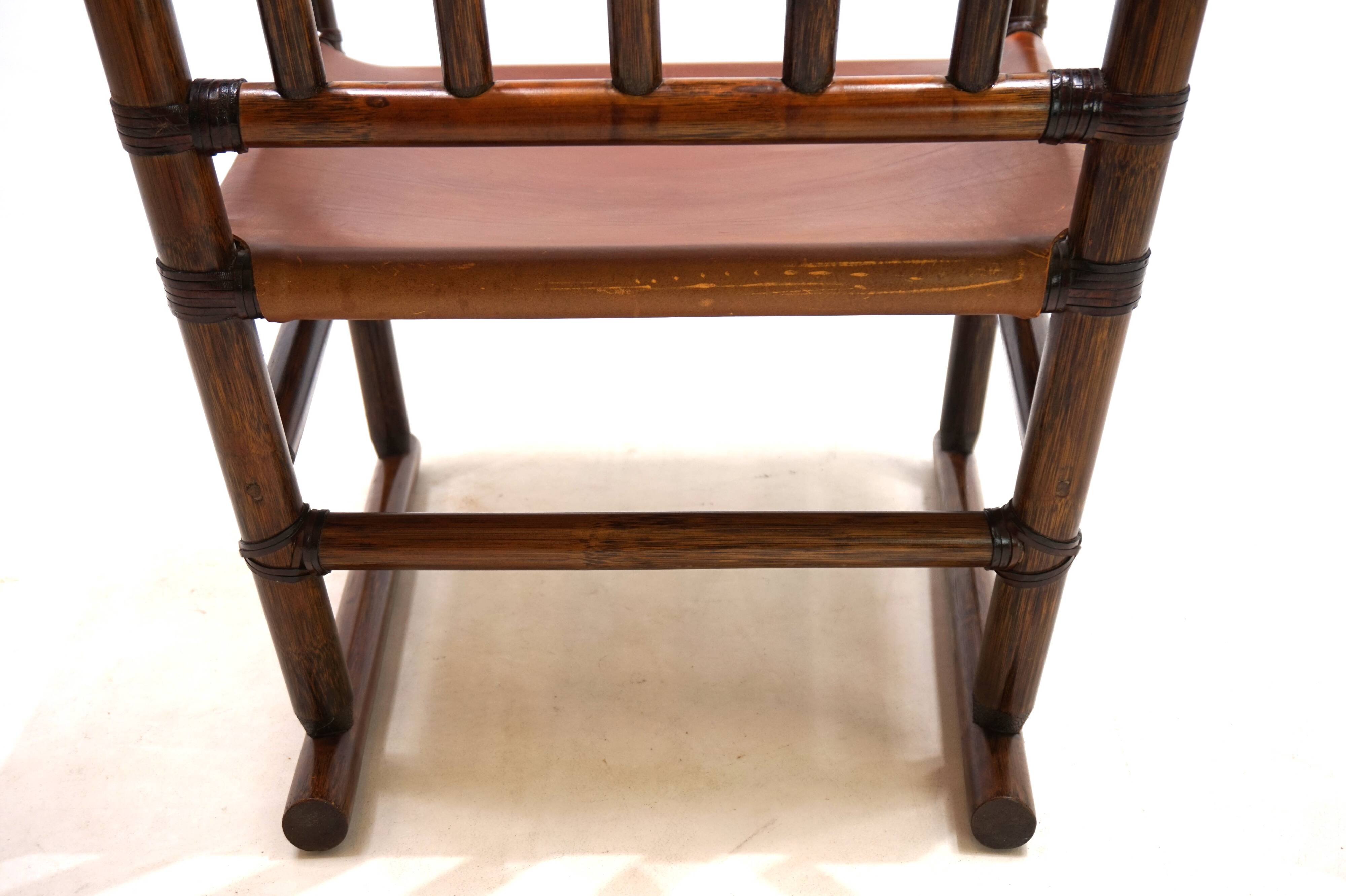 Fauteuil Manou en rotin et assise en cuir, 1960